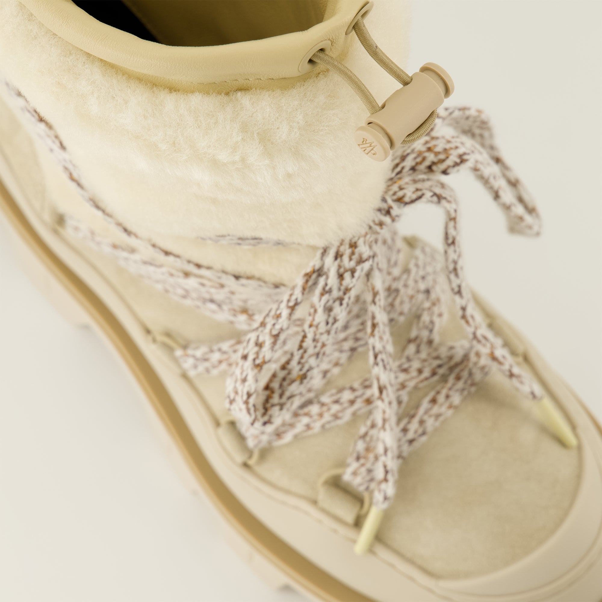 Image de l'article Bottes en daim et shearling Peak de la marque Moncler pour Femme - Saison Automne-Hiver 2025 - Vue détaillée de haut