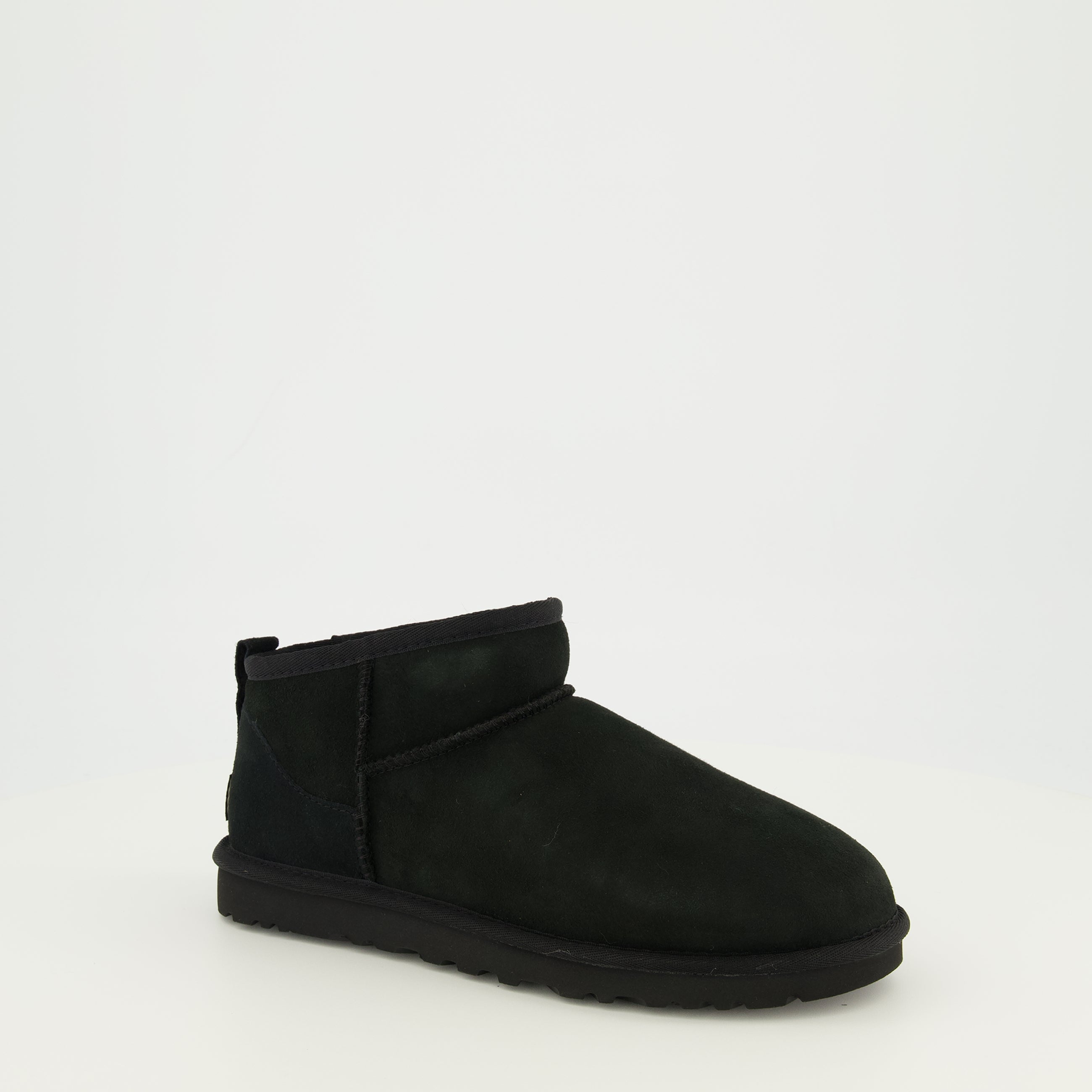 Image of the Ugg Classic Ultra Mini II black boots for men - Spring-Summer 2026 - Front right three-quarter view