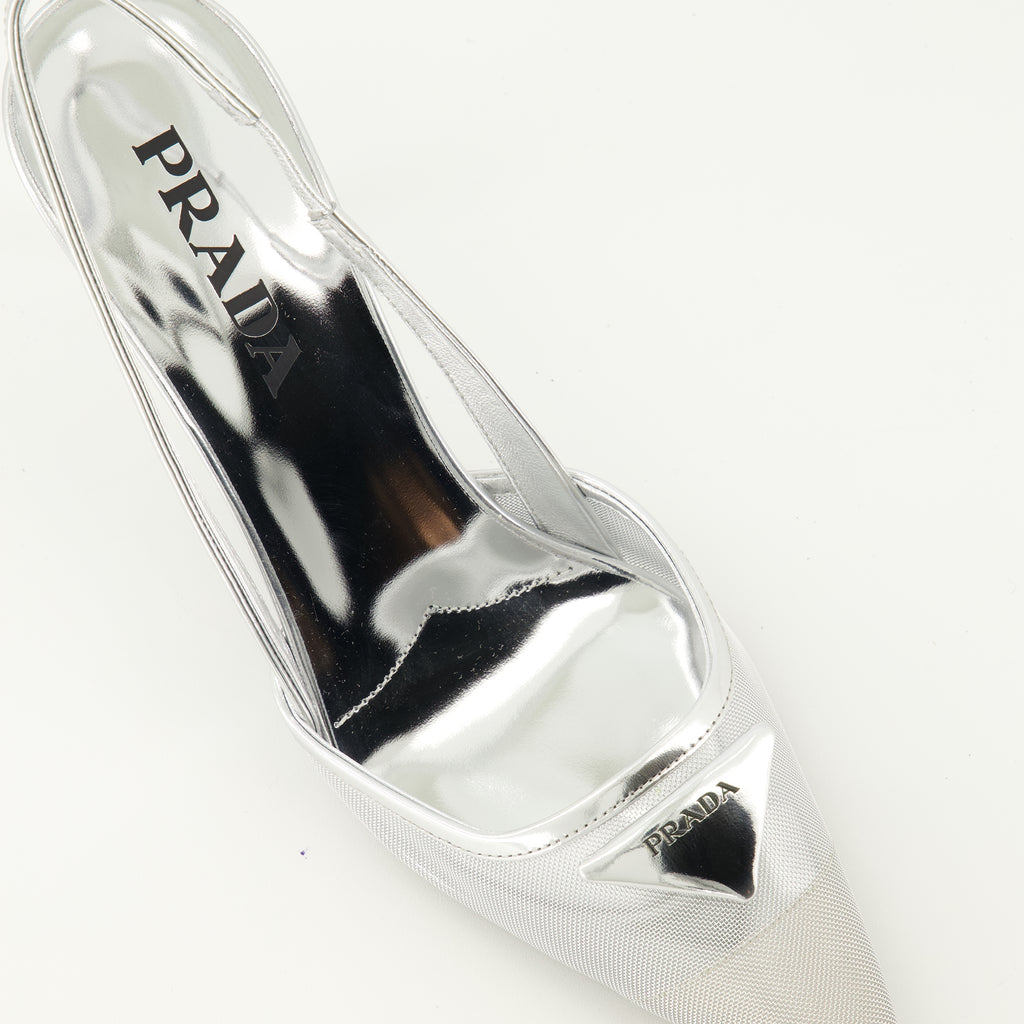 Immagine dei tacchi in rete argentata del marchio Prada per donna - Stagione Primavera-Estate 2026 - Vista dettagliata dall'alto