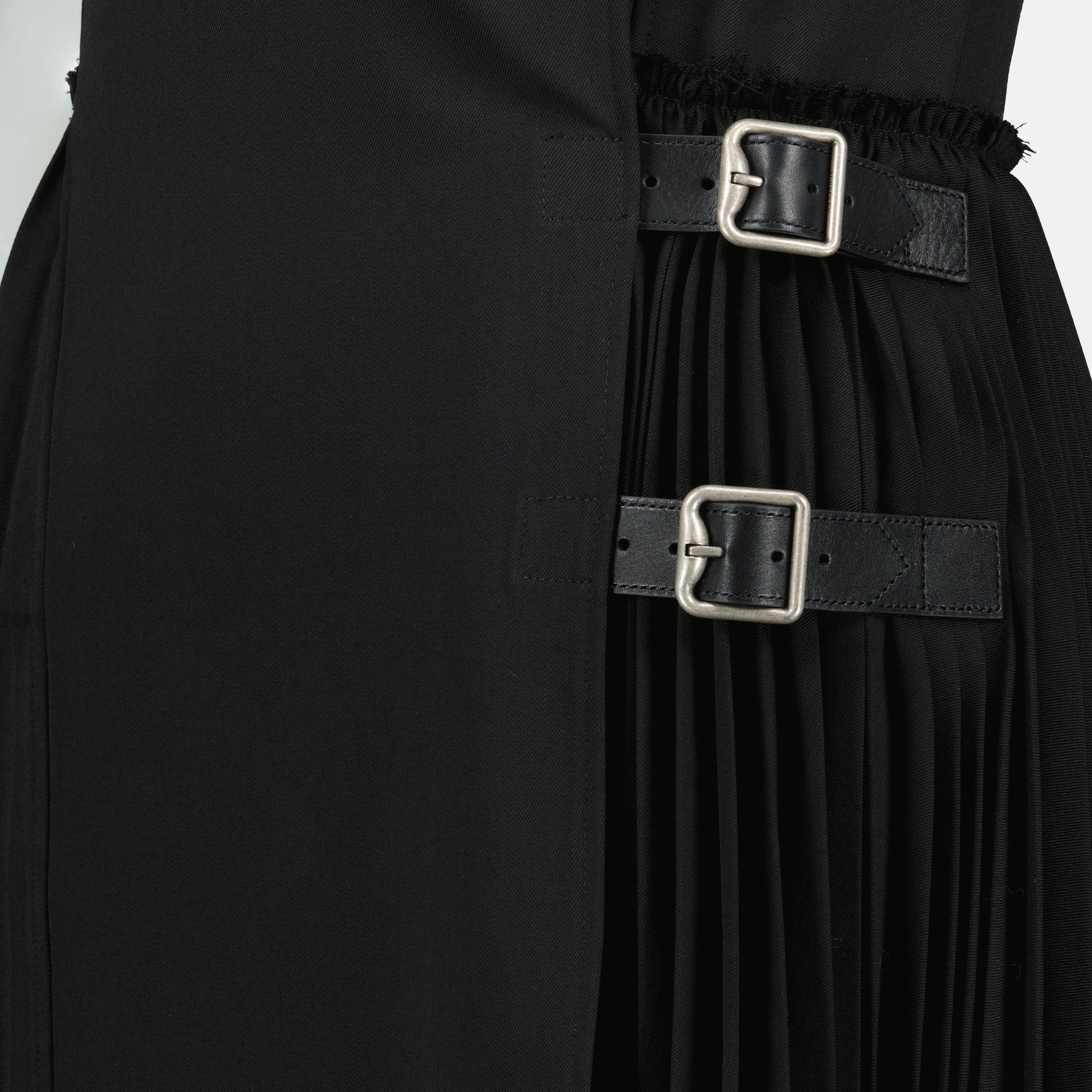 Image de l'article Robe kilt en laine noire de la marque Burberry pour Femme - Saison Automne-Hiver 2025 - Vue détaillée_2