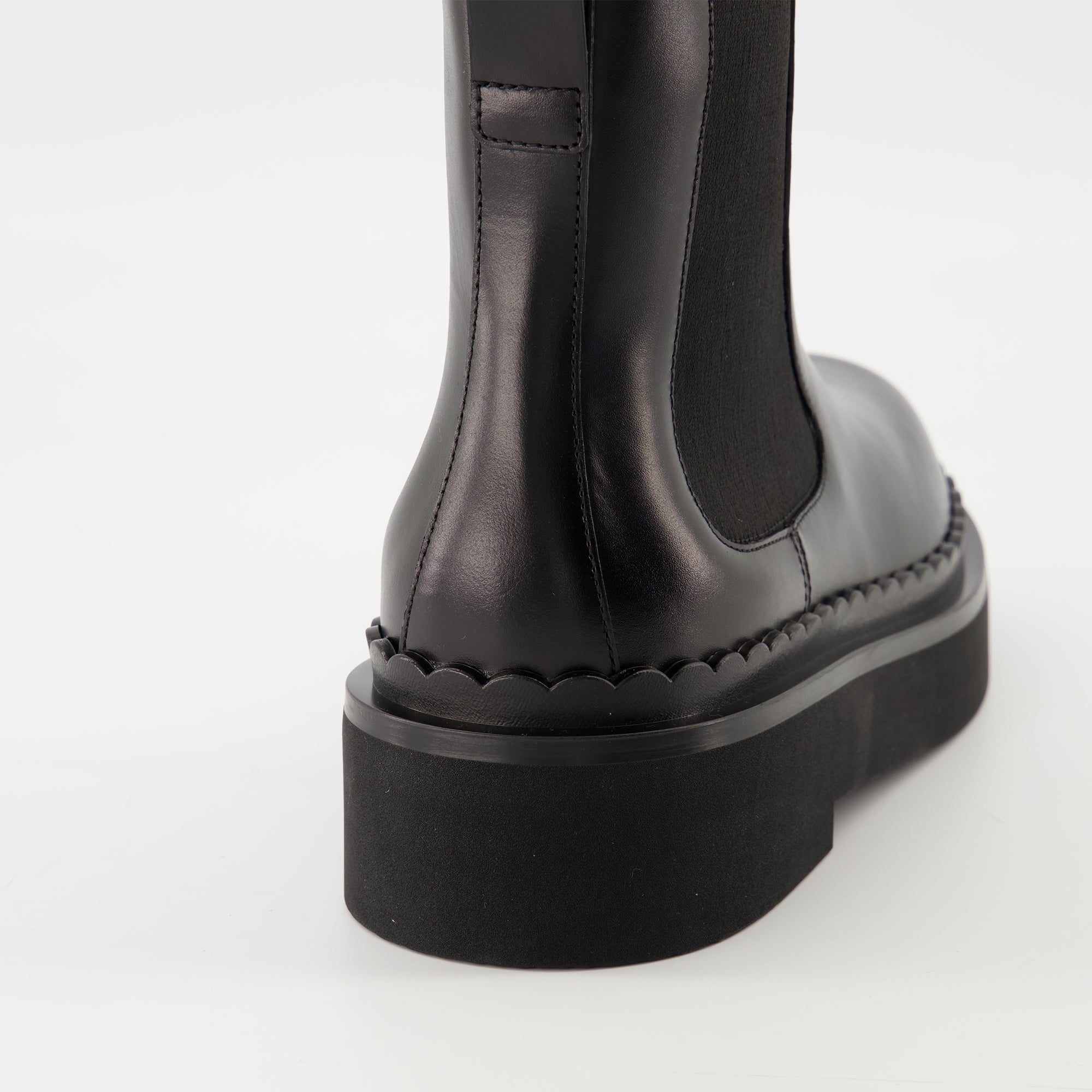 Image de l'article Bottines Beatle de la marque Valentino Garavani pour Femme - Saison Automne-Hiver 2025 - Vue arrière