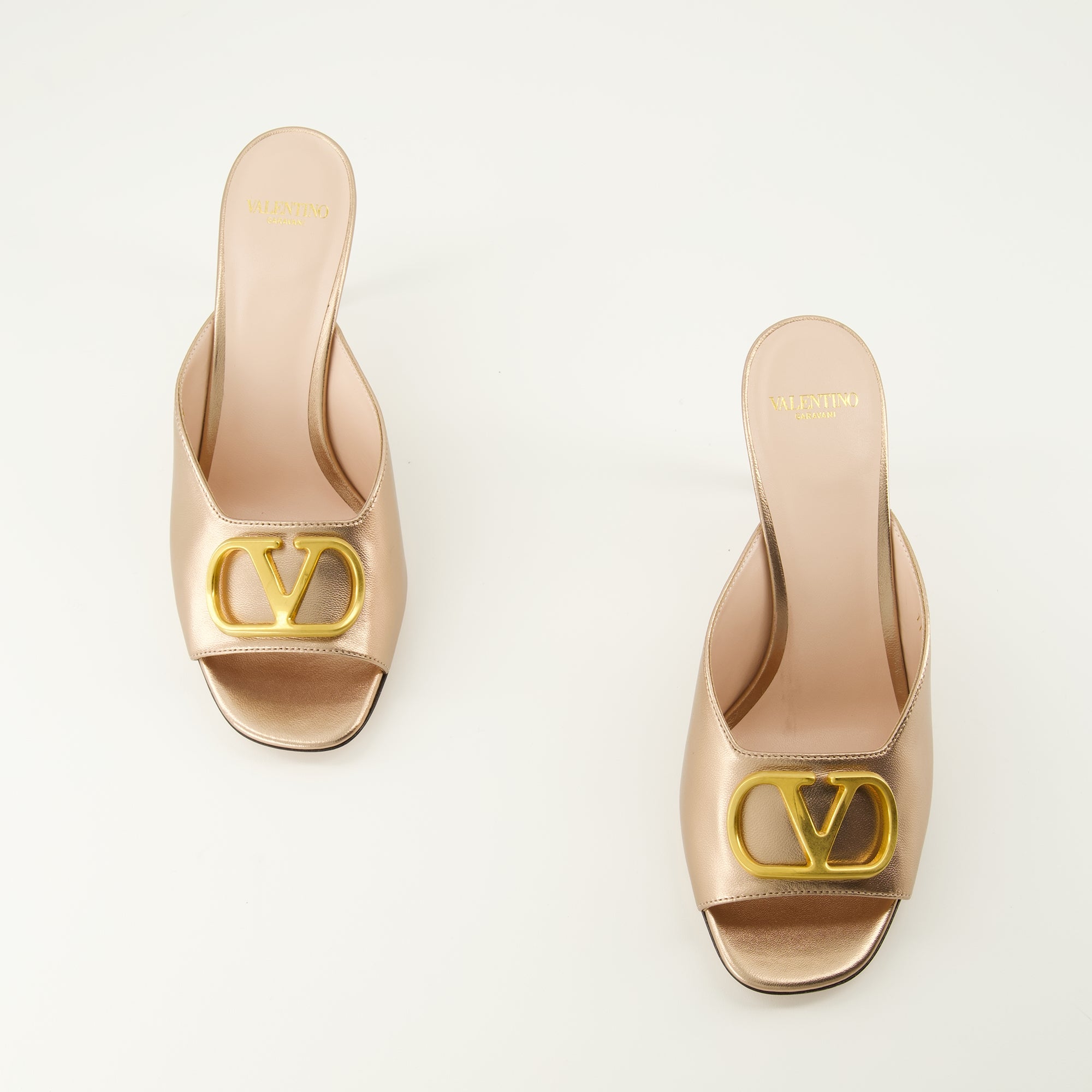 Image de l'article Sandales à talons VLogo doré de la marque Valentino Garavani pour Femme - Saison Printemps-Été 2026 - Vue de dessus paire de chaussure
