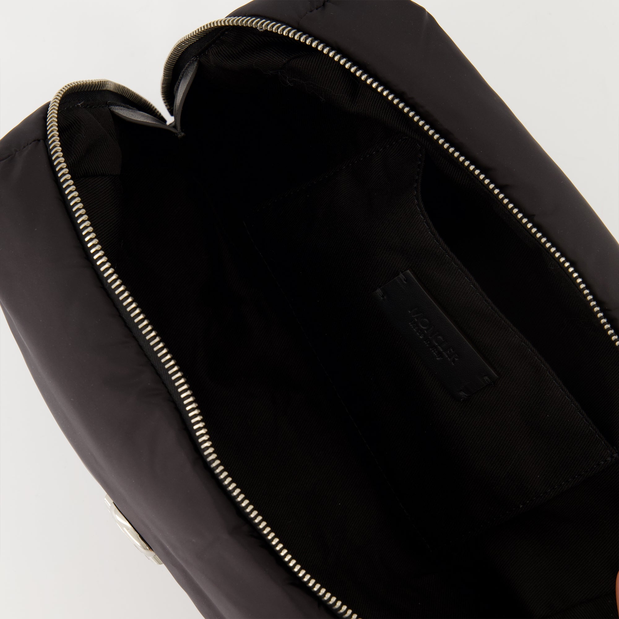 Immagine del necessaire Caradoc del marchio Moncler per Donna - Stagione Autunno-Inverno 2025 - Vista Dettagliata_3