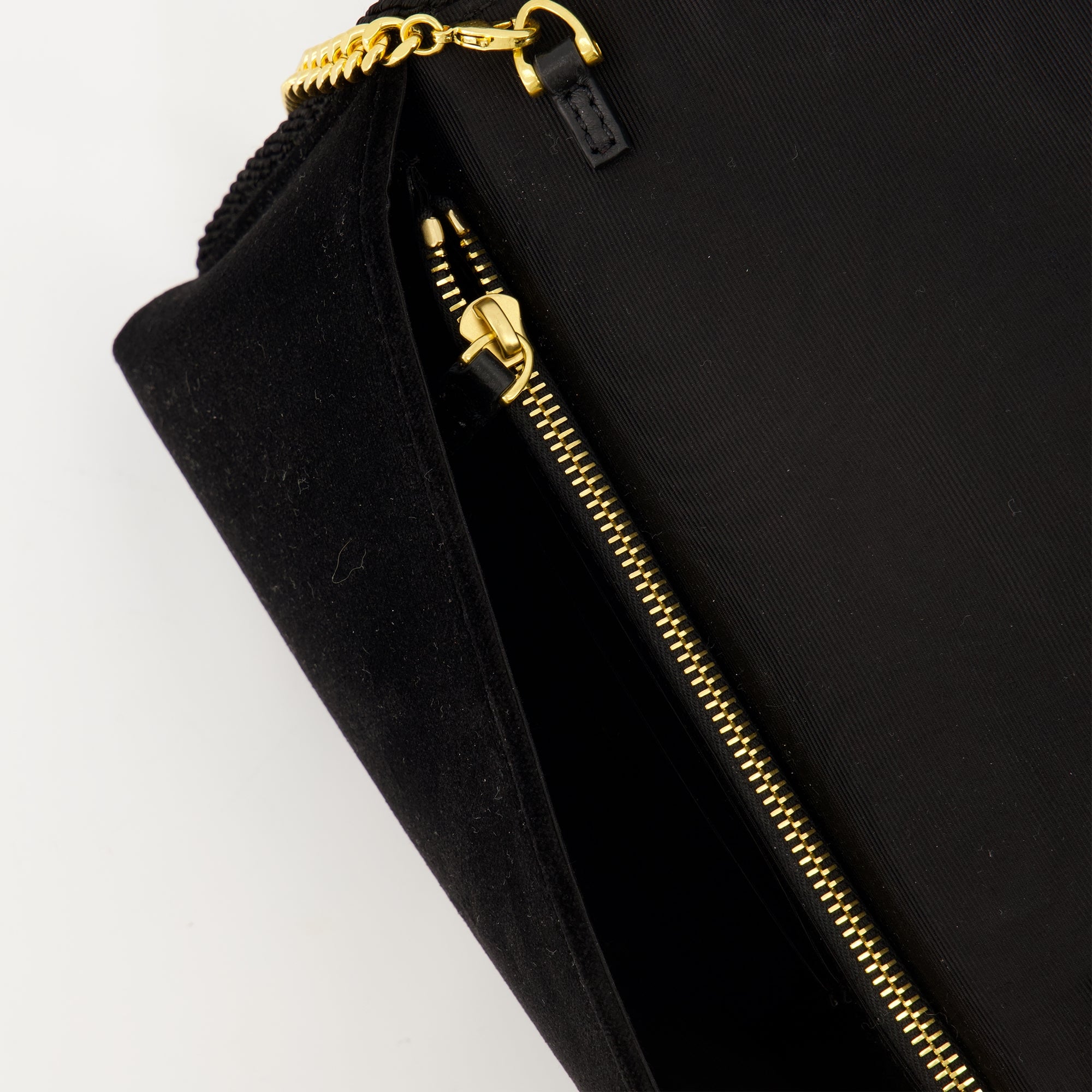 Image of the Valentino Garavani Velvet Clutch for Women - Autumn-Winter 2025 - Detailed View_3