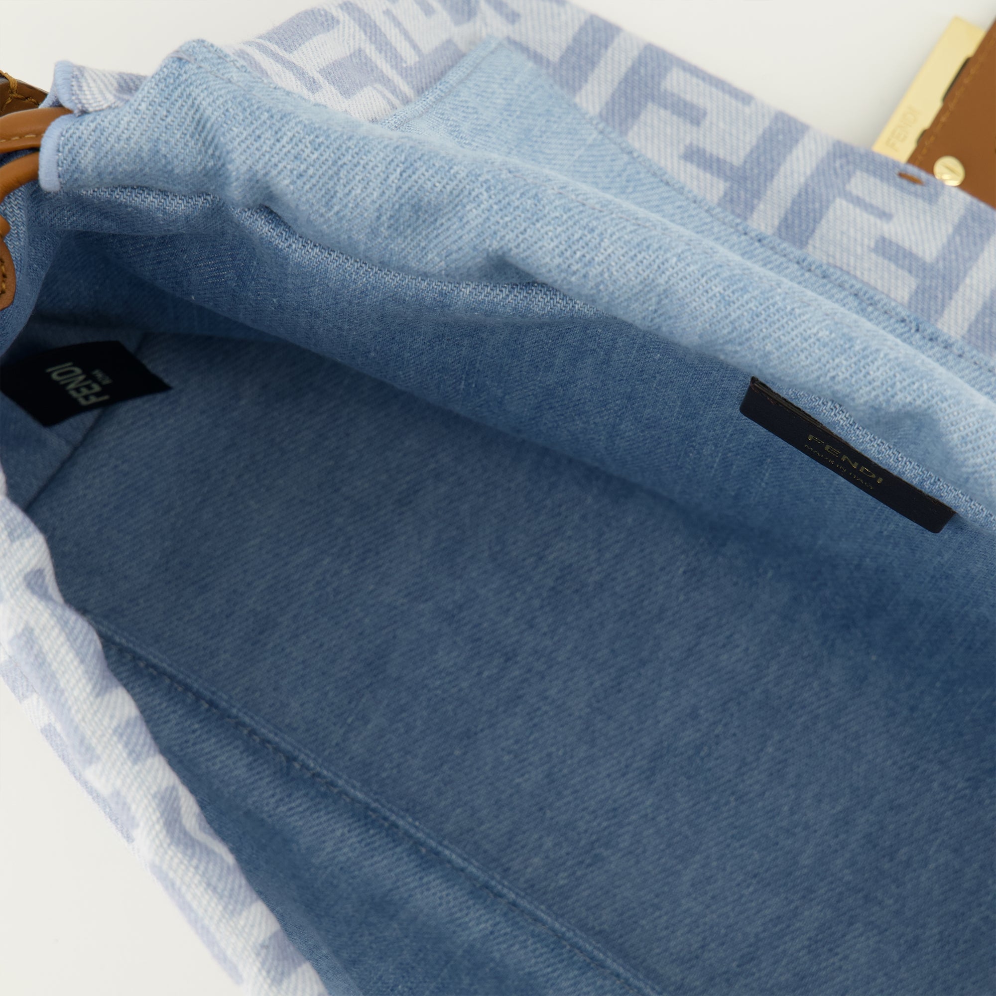 Sacs à main et épaule Baguette® 소프트 미디엄 백 in FF 데님과 가죽 Fendi Bleu Femme