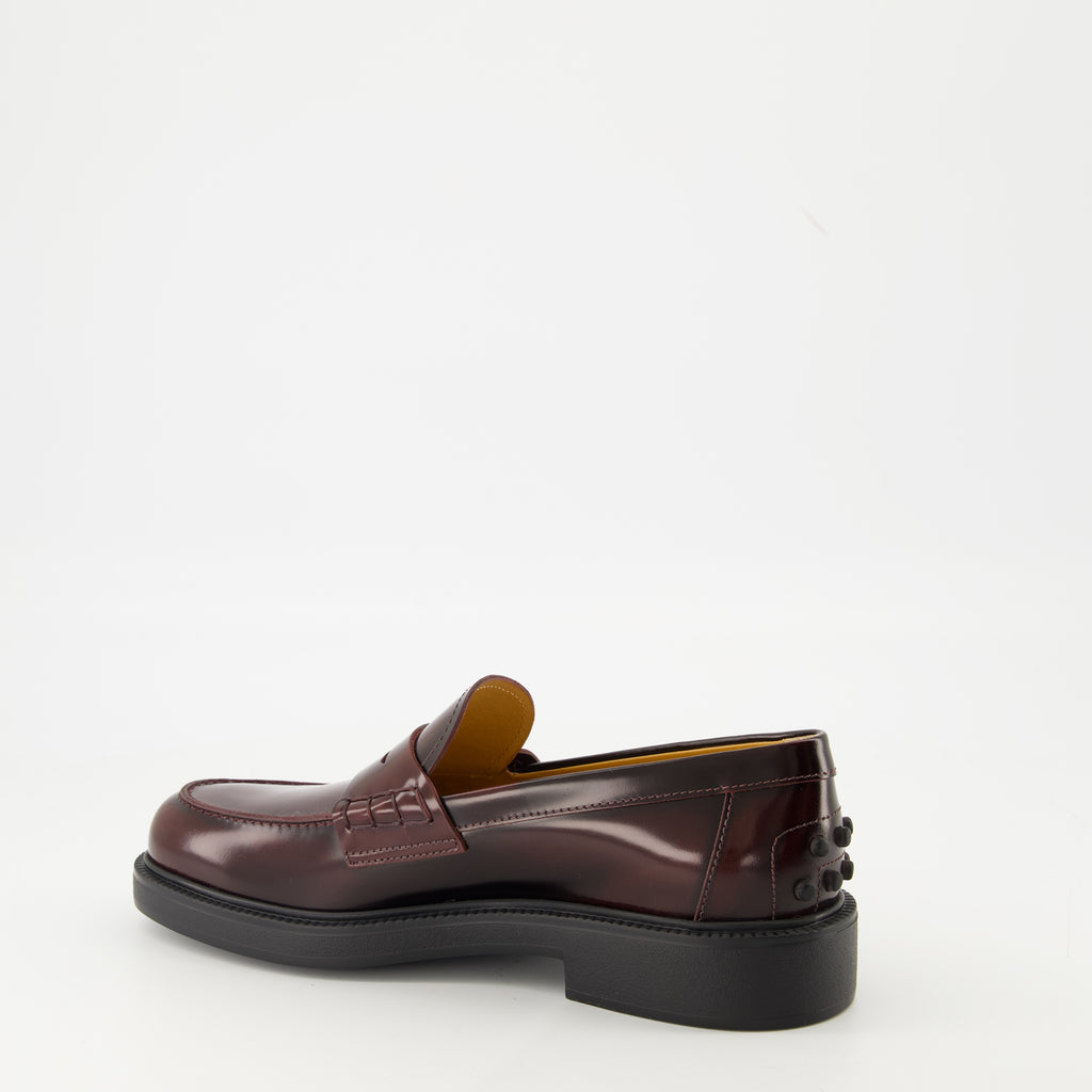 Imagen de los mocasines de cuero de la marca Tod's para mujer - Temporada Otoño-Invierno 2025 - Vista tres cuartos trasera derecha