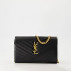Imagen de la billetera Cassandre con cadena de la marca Saint Laurent para Mujeres - Temporada Otoño-Invierno 2025 - Vista Frontal