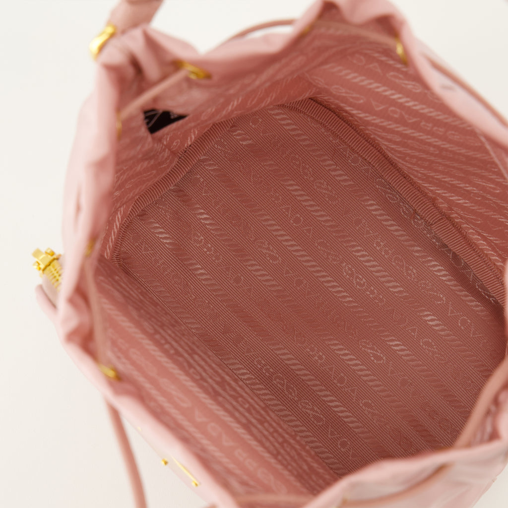 Imagen del bolso de cubo rosa Re-Nylon de Prada para mujer - Temporada Primavera-Verano 2026 - Vista Detallada_3