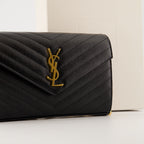 Imagen de la billetera Cassandre con cadena de la marca Saint Laurent para Mujeres - Temporada Otoño-Invierno 2025 - Vista Detallada_2