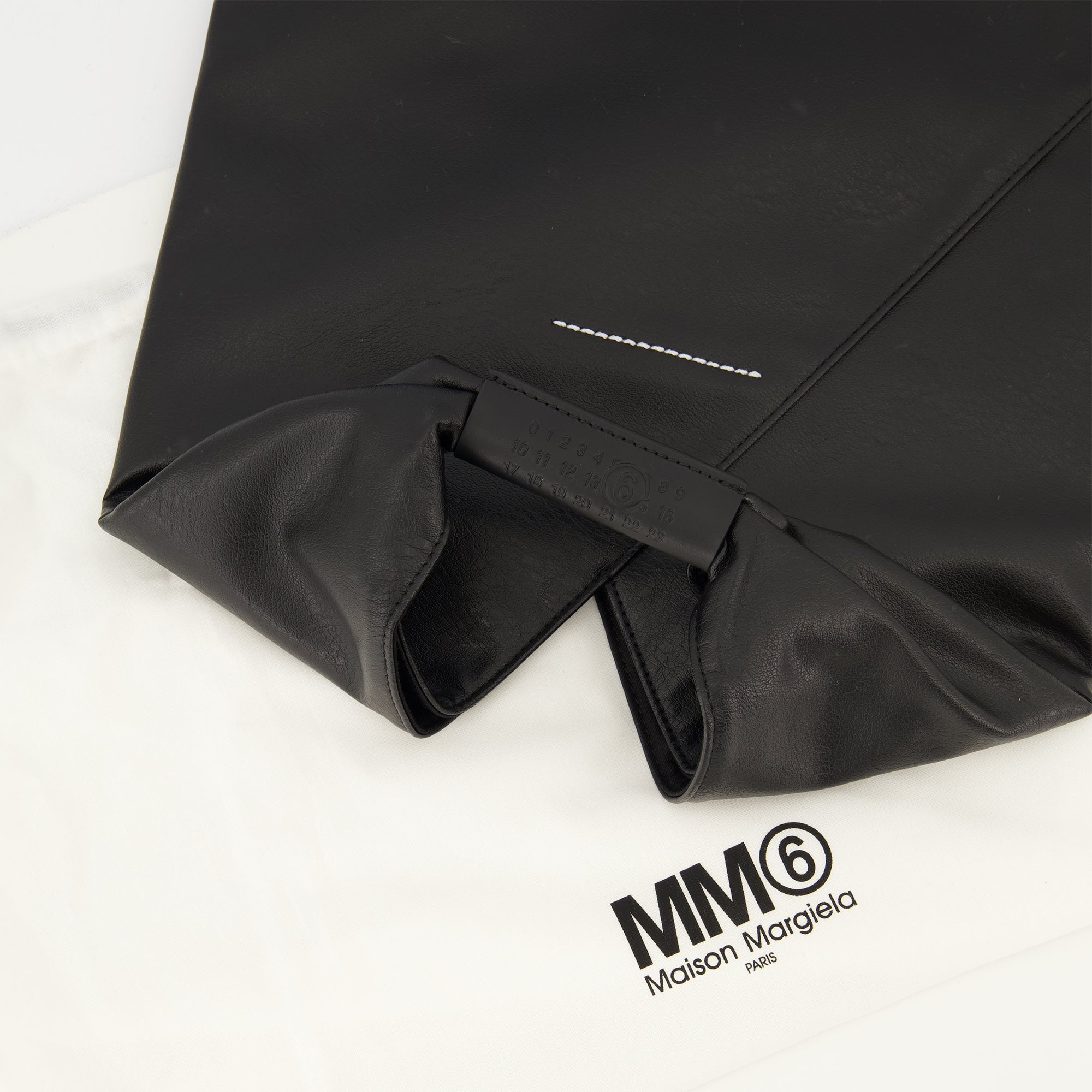 Image de l'article Sac Japanese noir petit de la marque Mm6 pour Femme - Saison Printemps-Été 2026 - Vue détaillée_2