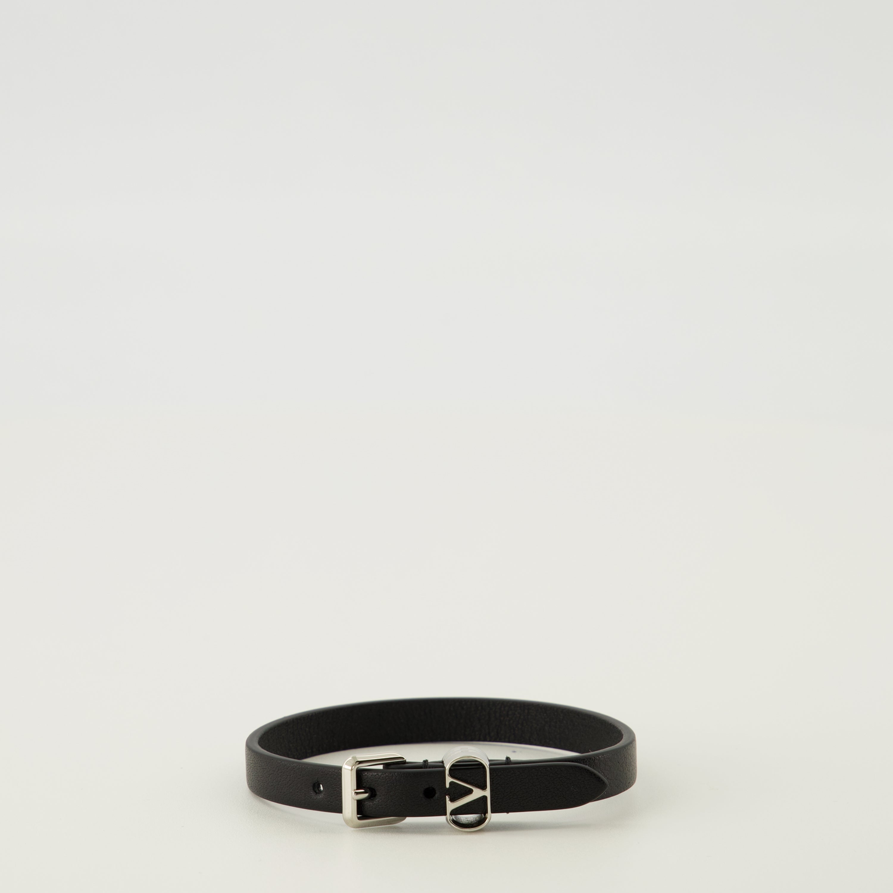 Imagen del brazalete Ovalette de cuero negro de Valentino Garavani para hombre - Temporada Primavera-Verano 2026 - Vista Frontal