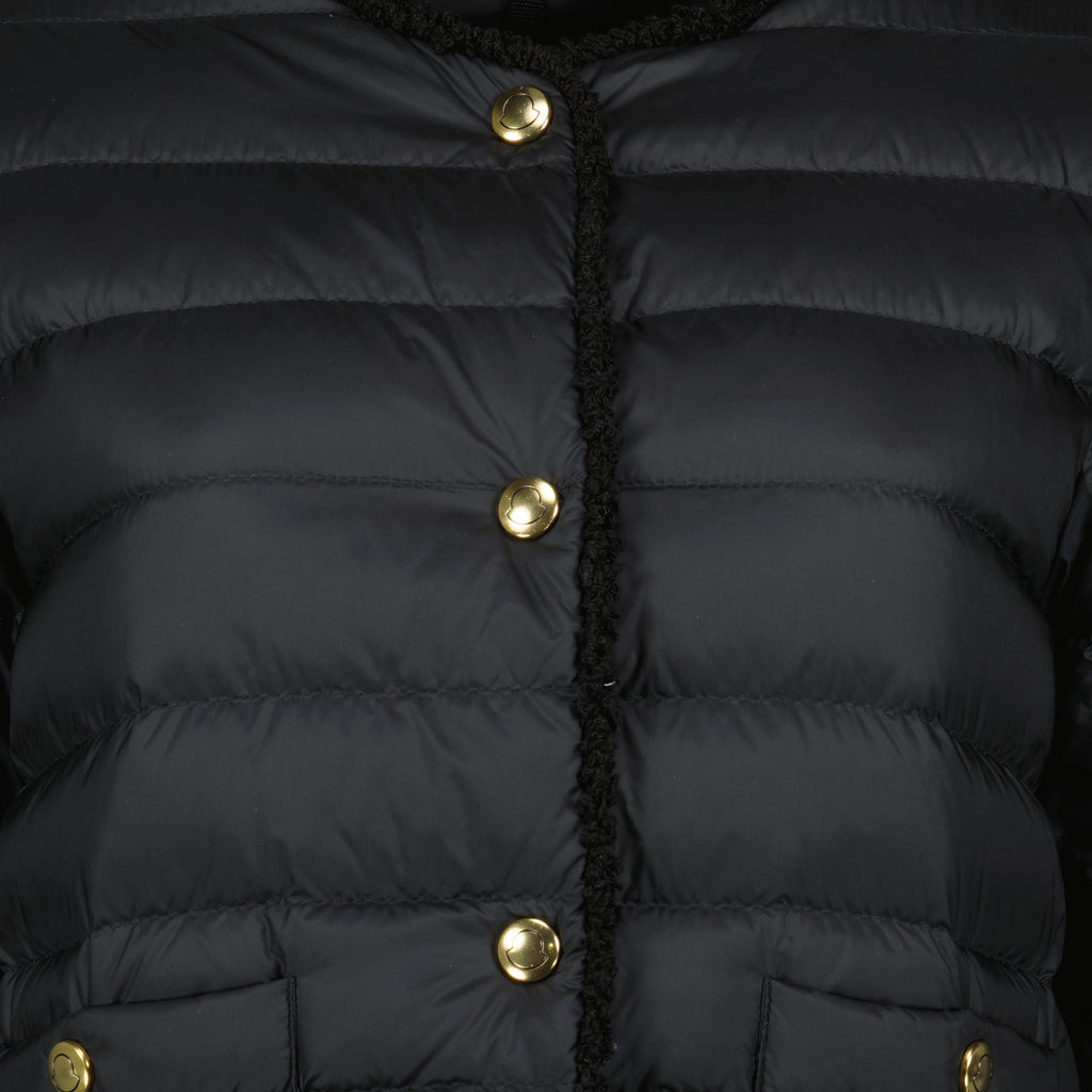 Imagem do artigo Casaco curto de penas preto com flores da marca Moncler para senhora - Temporada Primavera-Verão 2026 - Vista Detalhada_2