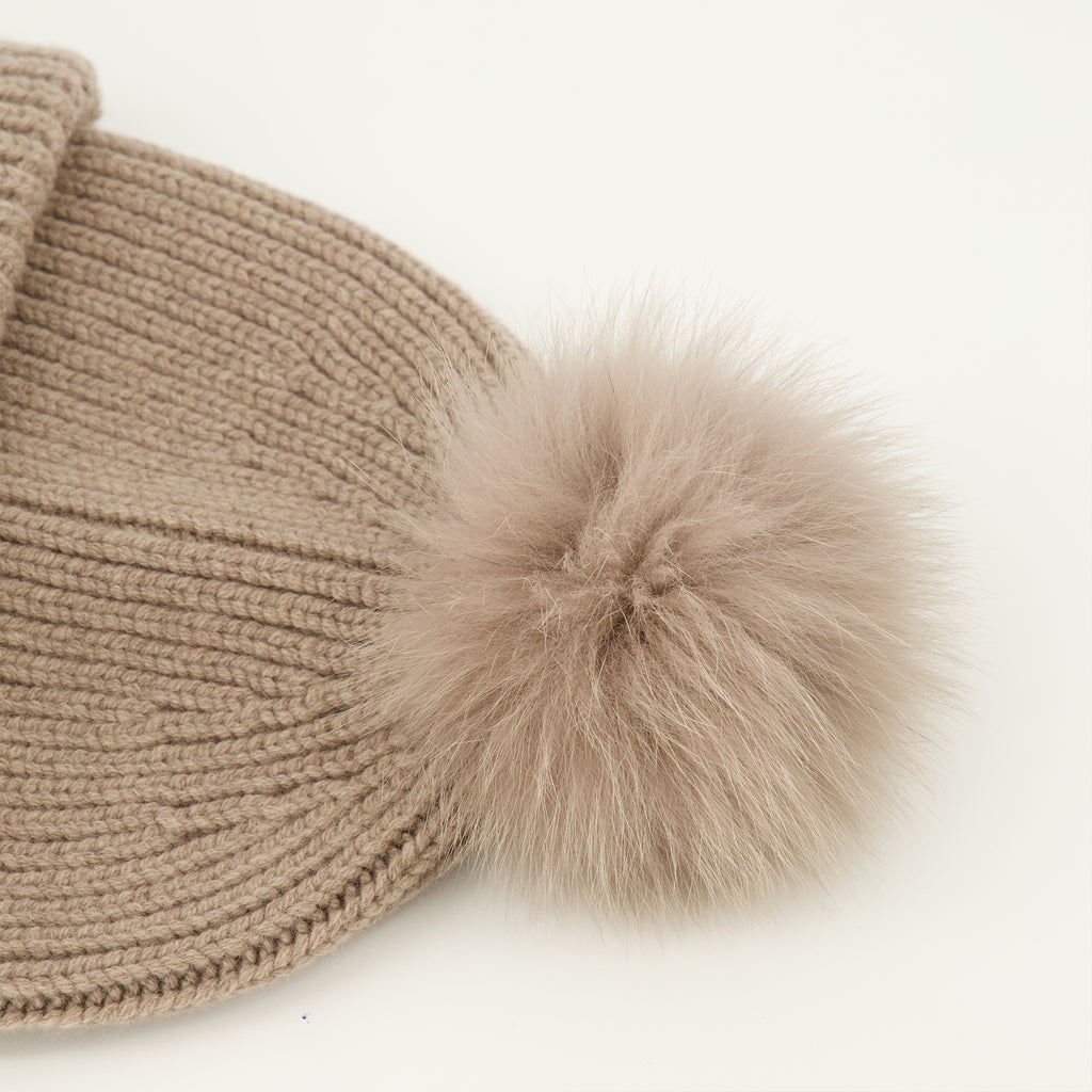 Imagen del gorro de lana gris de la marca Fendi para Mujer - Temporada Otoño-Invierno 2025 - Vista Detallada_3