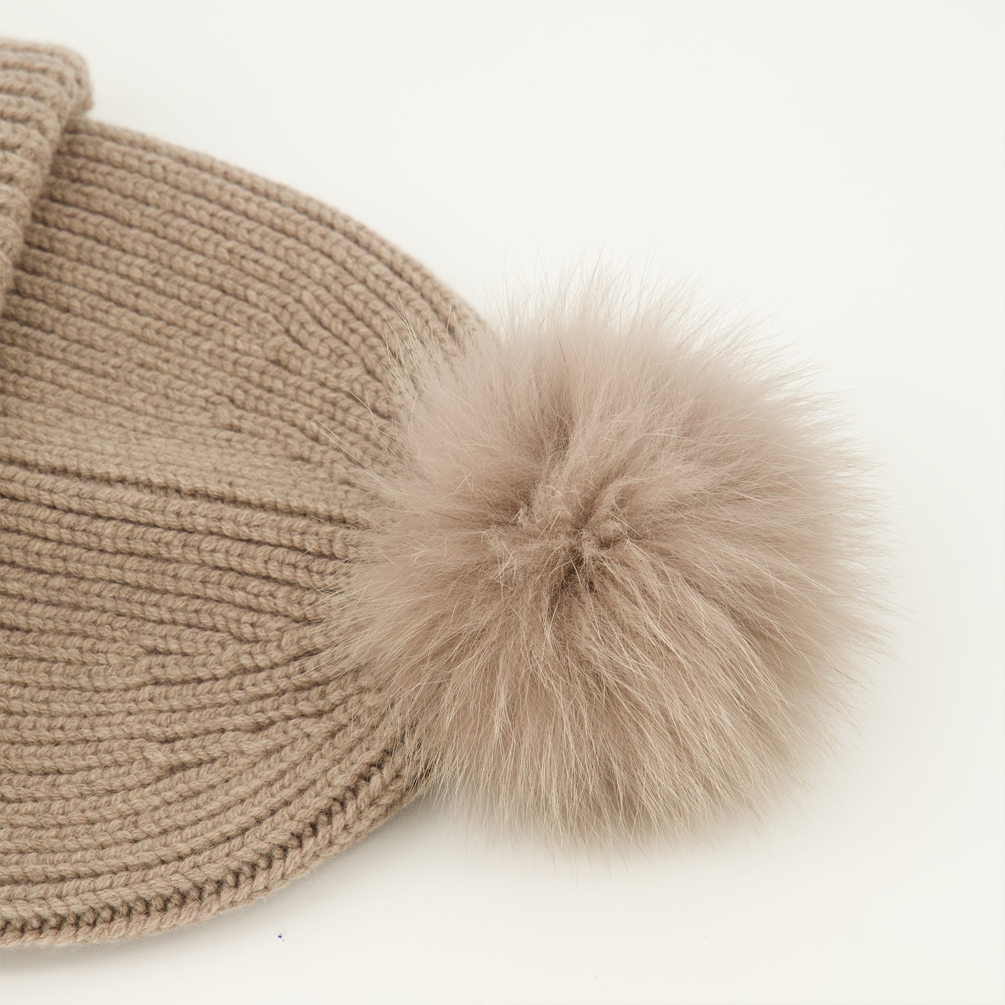 Image de l'article Bonnet en laine gris de la marque Fendi pour Femme - Saison Automne-Hiver 2025 - Vue détaillée_3