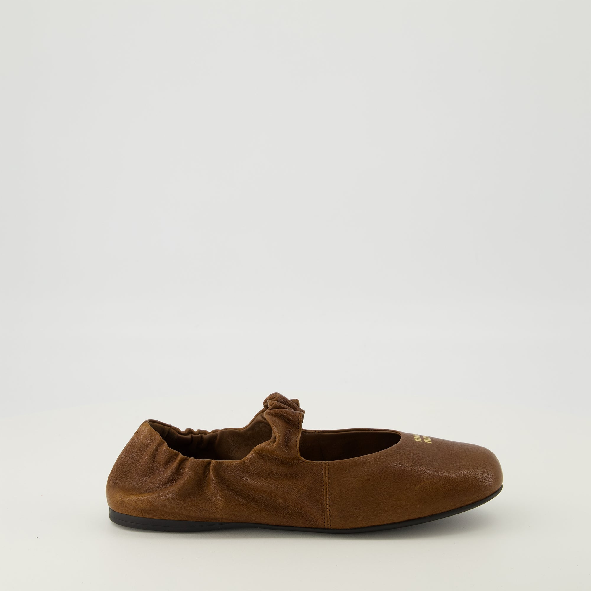 Image de l'article Ballerines Ruches en cuir marron de la marque Miu Miu pour Femme - Saison Printemps-Été 2026 - Vue latérale droite