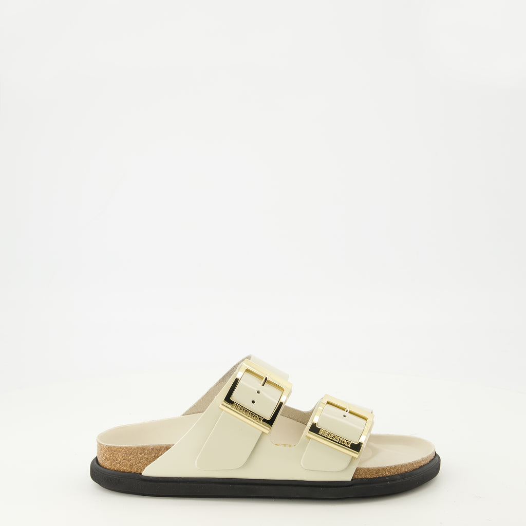 Image de l'article Sandales Arizona en cuir verni blanc de la marque Birkenstock pour Femme - Saison Printemps-Été 2026 - Vue latérale droite