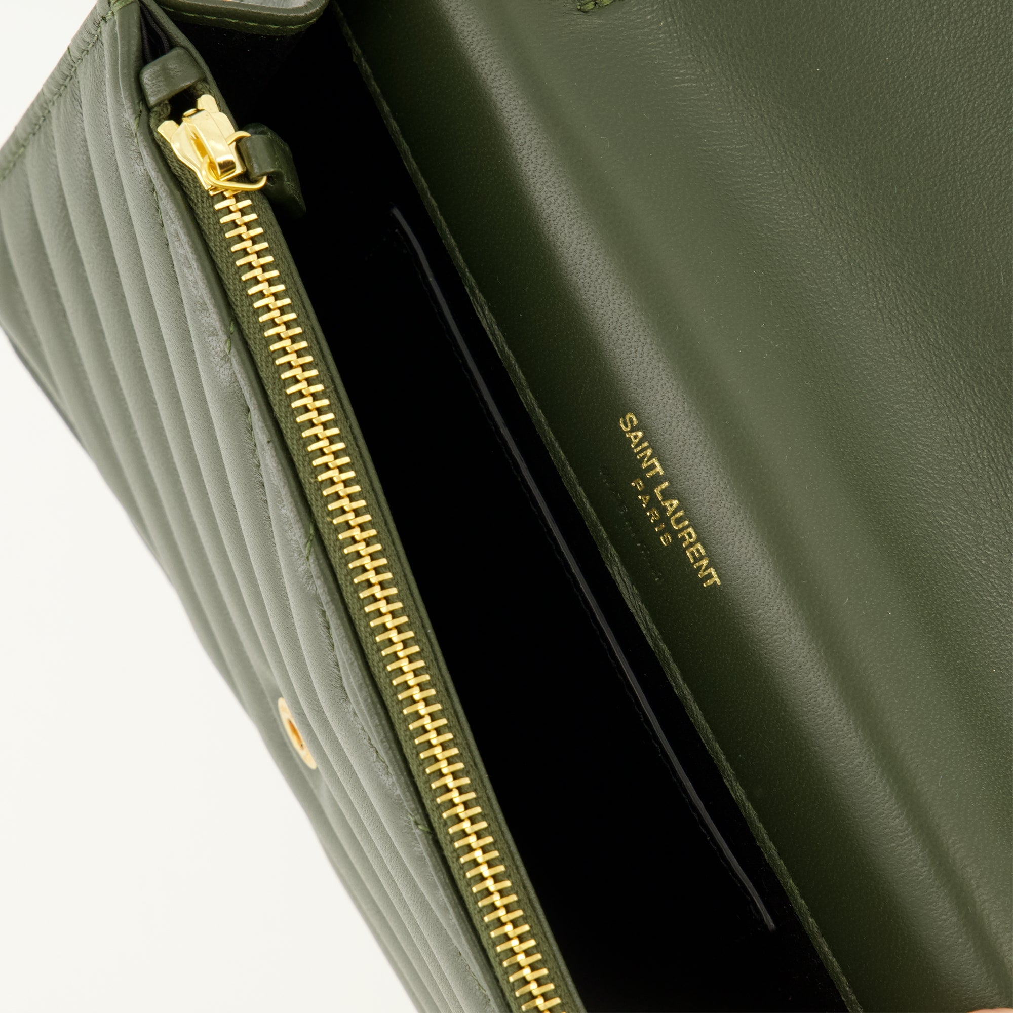 Image de l'article Portefeuille Enveloppe Cassandre kaki de la marque Saint Laurent pour Femme - Saison Printemps-Été 2026 - Vue détaillée_3