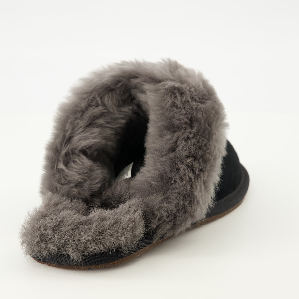 ユニセックス用のUggのスカフェットII黒スリッパの画像 - 2026年春夏シーズン - 詳細ビュー2