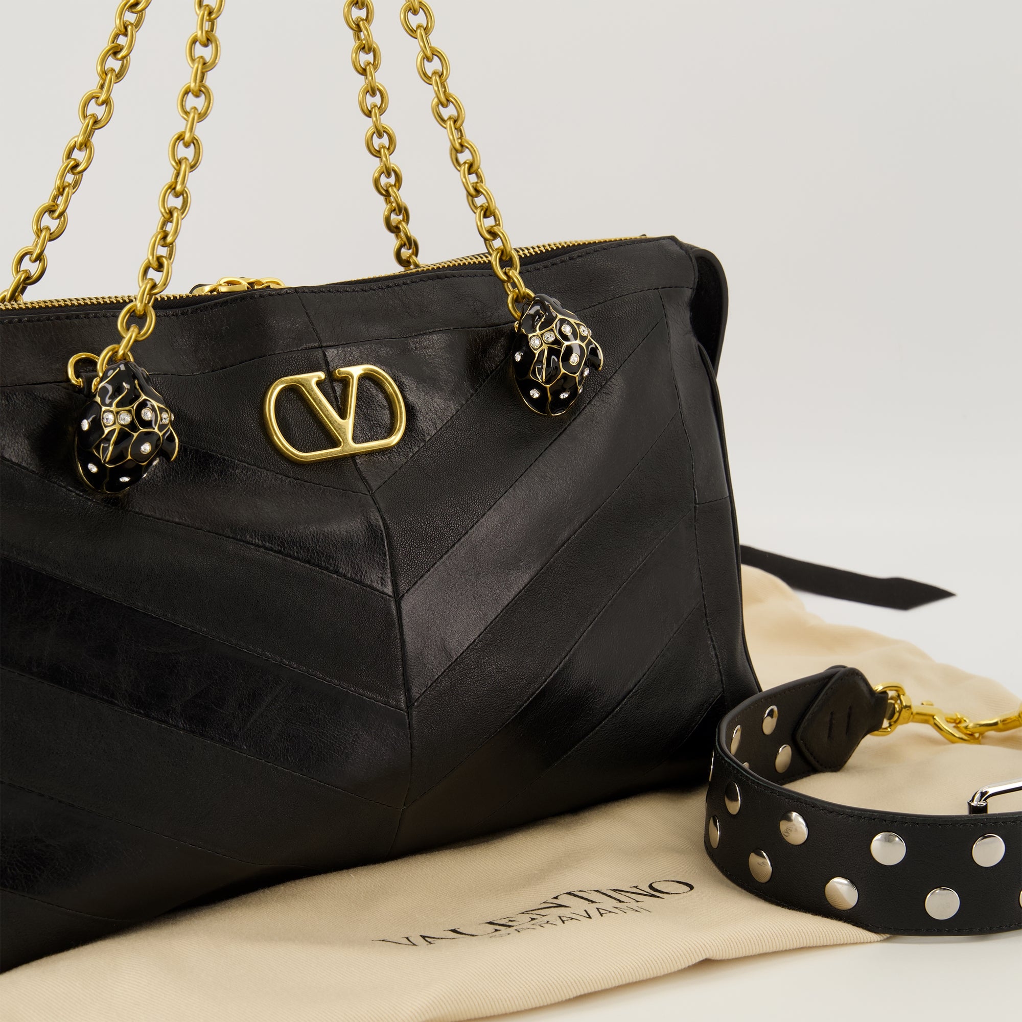 Image de l'article Sac Panthea en cuir noir de la marque Valentino Garavani pour Femme - Saison Automne-Hiver 2025 - Vue détaillée_2