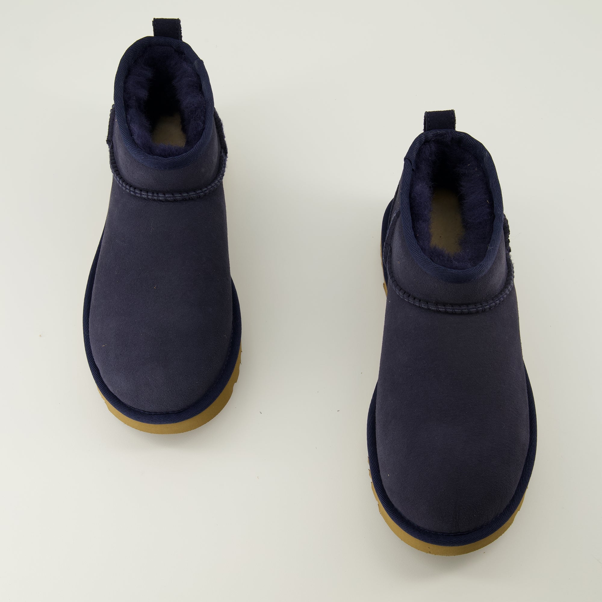 Image de l'article Bottines Classic Ultra Mini II bleu marine de la marque Ugg pour Femme - Saison Printemps-Été 2026 - Vue de dessus paire de chaussure