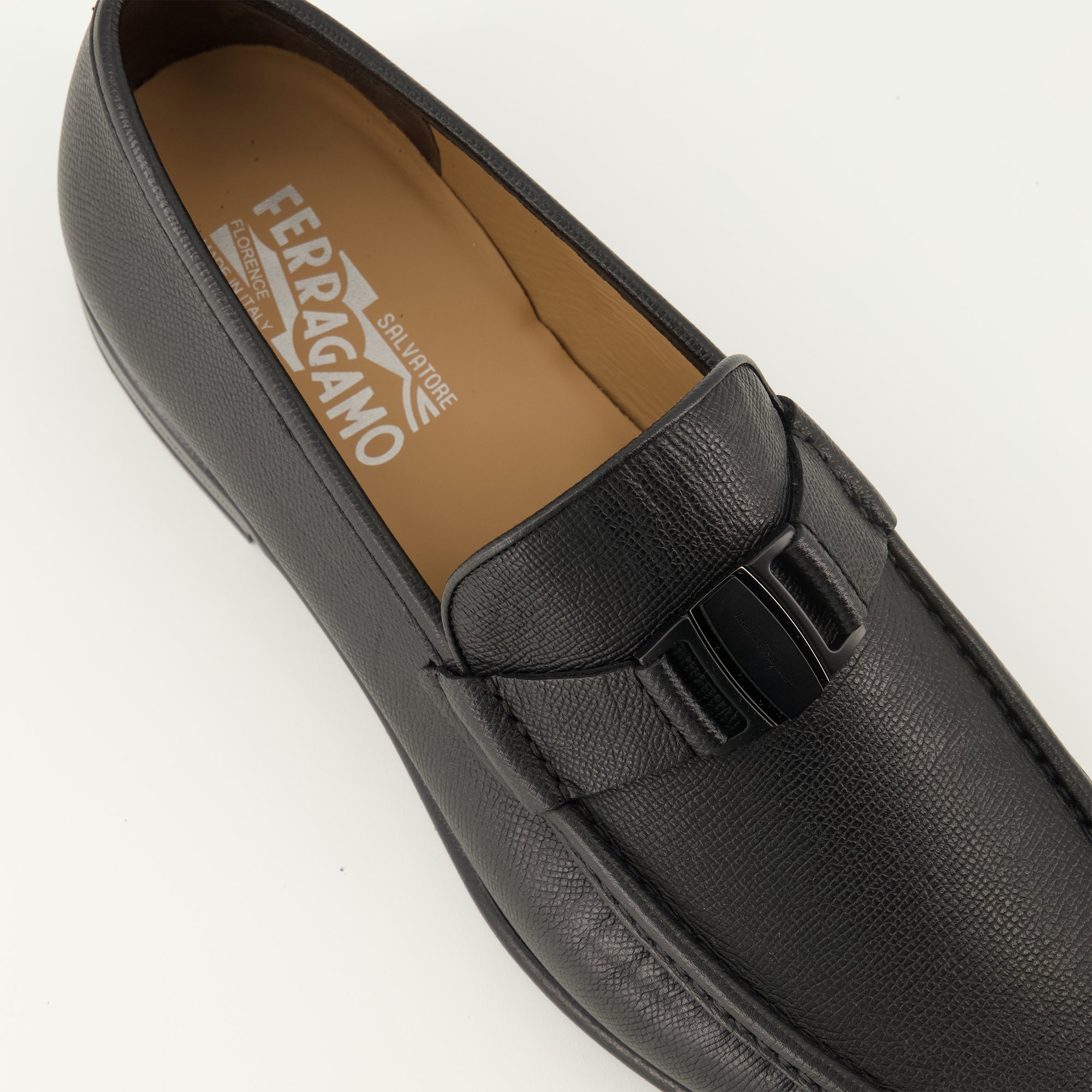 Image de l'article Mocassins en cuir noir de la marque Ferragamo pour Homme - Saison Printemps-Été 2026 - Vue détaillée de haut