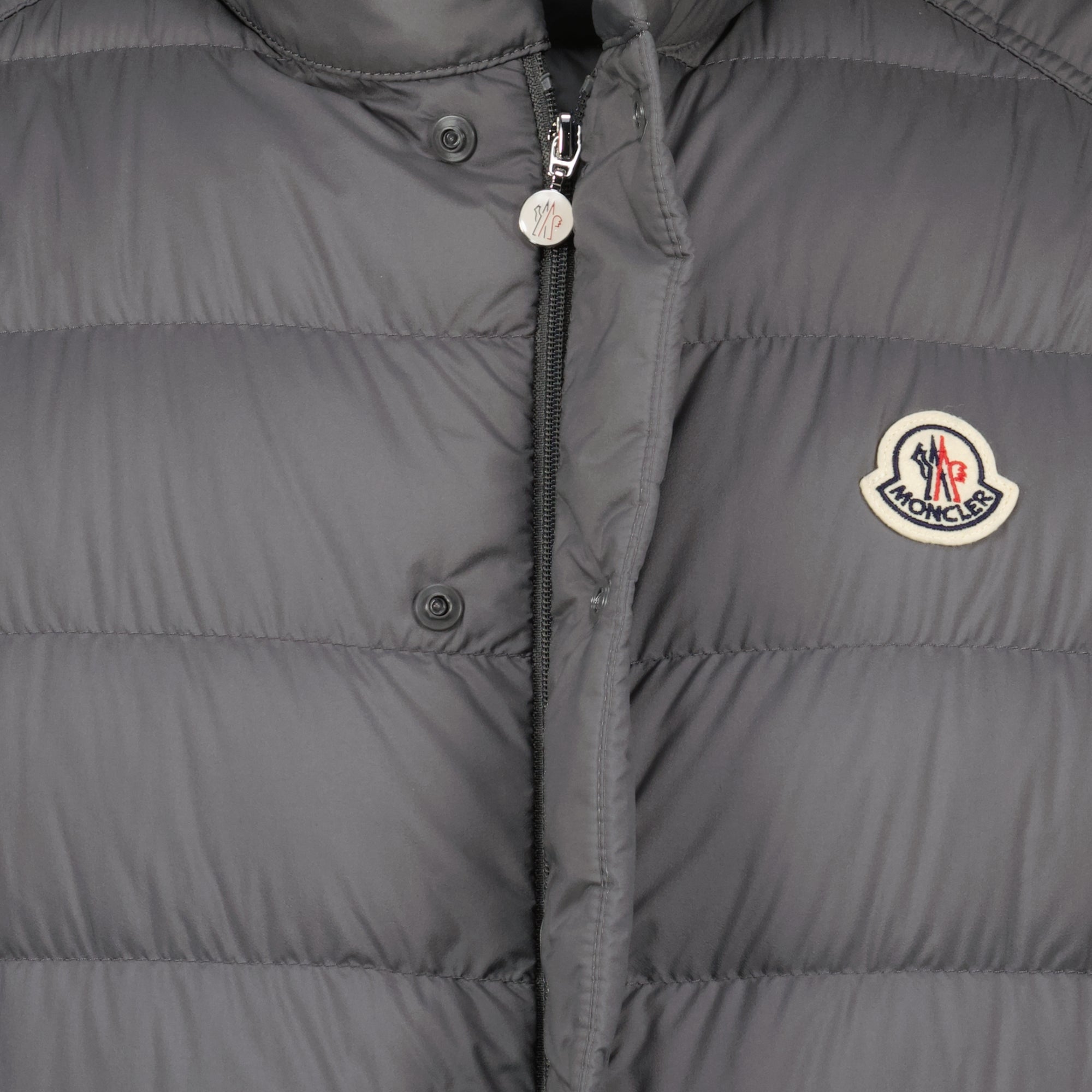 Bild des Moncler Herren Barthe grauen ärmellosen Daunenjacke - Frühjahr-Sommer 2026 - Detailansicht_2