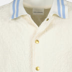 Imagen de la camisa blanca con monograma Drole De Monsieur para hombres - Temporada Primavera-Verano 2026 - Vista detallada_1