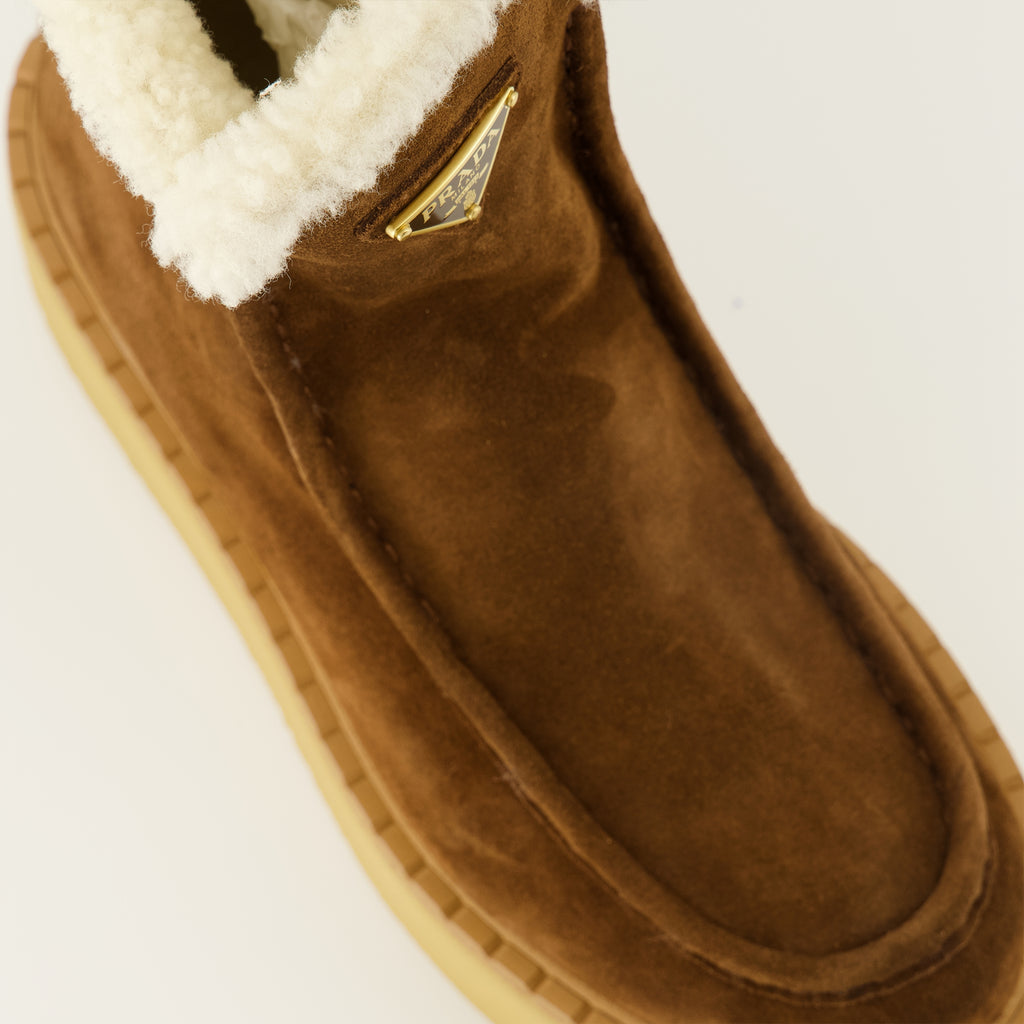 Image de l'article Bottines en cuir suède de la marque Prada pour Femme - Saison Automne-Hiver 2025 - Vue détaillée de haut