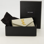 Imagen de la cartera Cassandre blanca de la marca Saint Laurent para Mujer - Temporada Primavera-Verano 2026 - Vista Detallada_2