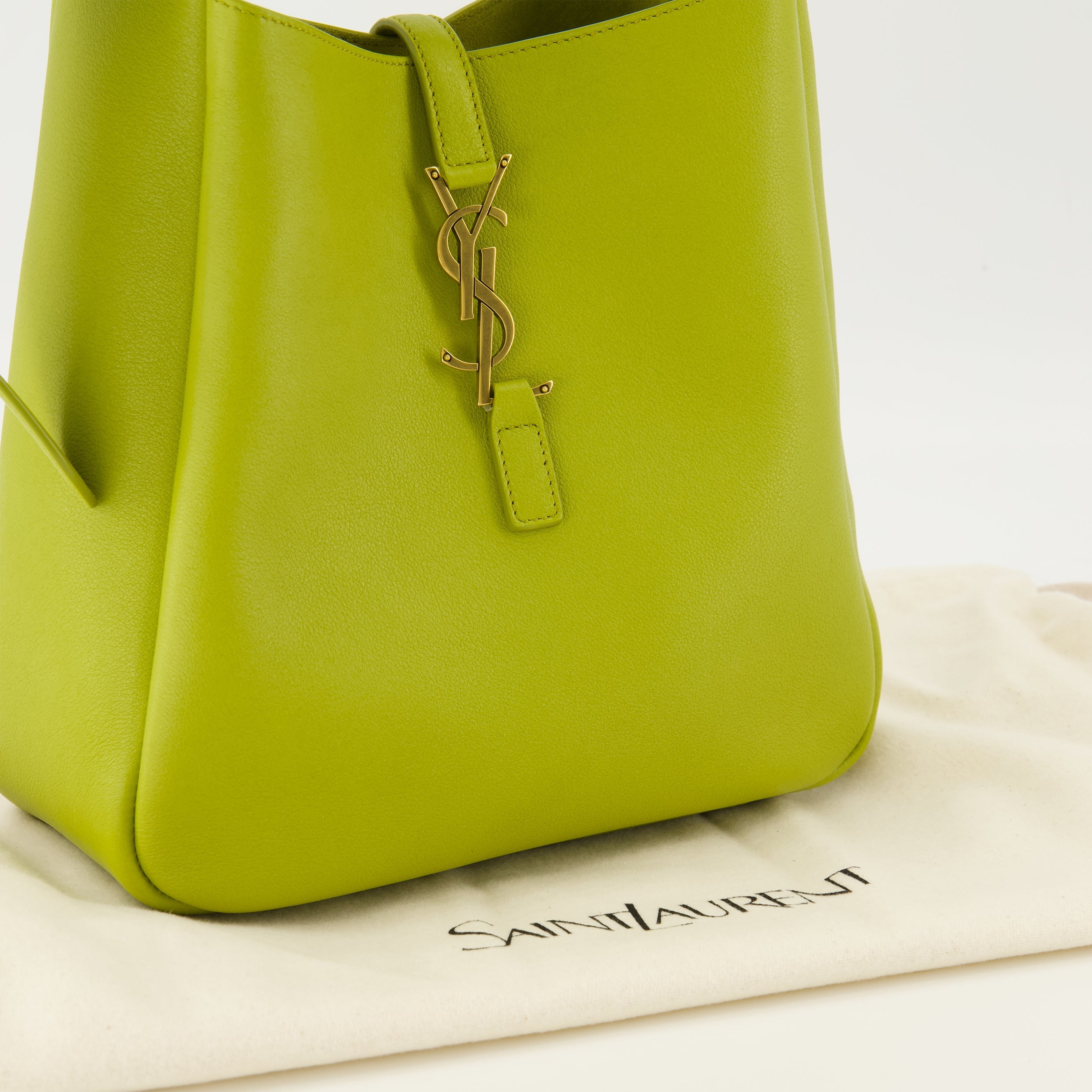 Imagen del artículo Bolso Le 5 à 7 pequeño de cuero verde de la marca Saint Laurent para mujer - Temporada Primavera-Verano 2026 - Vista Detallada_2