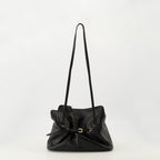 Imagen del pequeño bolso Dada de cuero negro de la marca Prada para Mujer - Temporada Otoño-Invierno 2025 - Vista Trasera