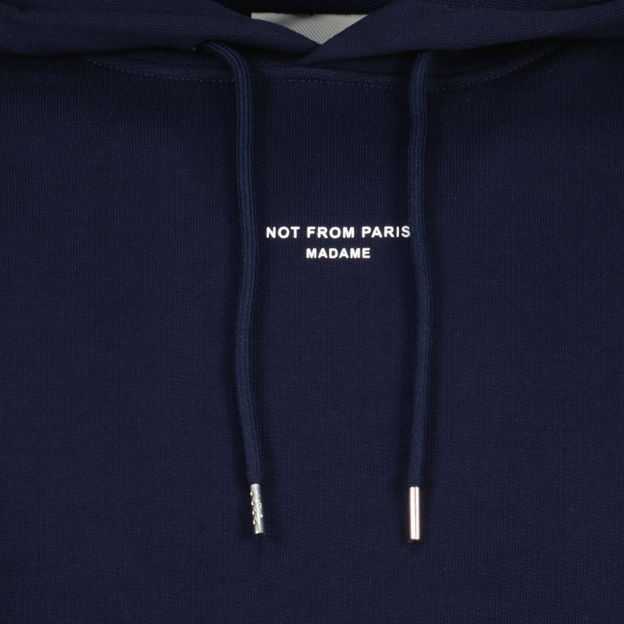 Bild des klassischen navyblauen Hoodie mit Slogan der Marke Drole De Monsieur für Herren - Frühjahr/Sommer 2026 - Detaillierte Ansicht_1