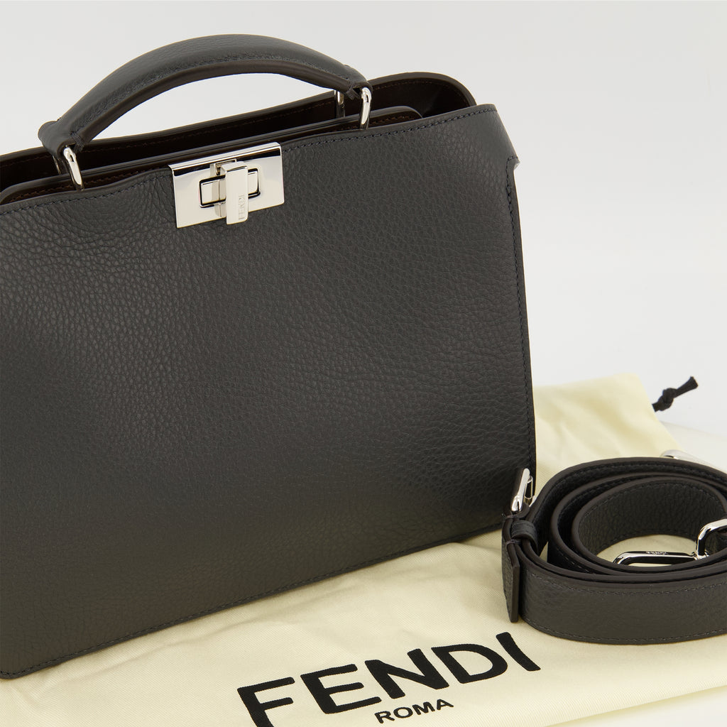 Fendiのメンズ用PeekabooISeeU小型グレー バッグ - 2025年秋冬シーズン - 詳細ビュー_2の画像