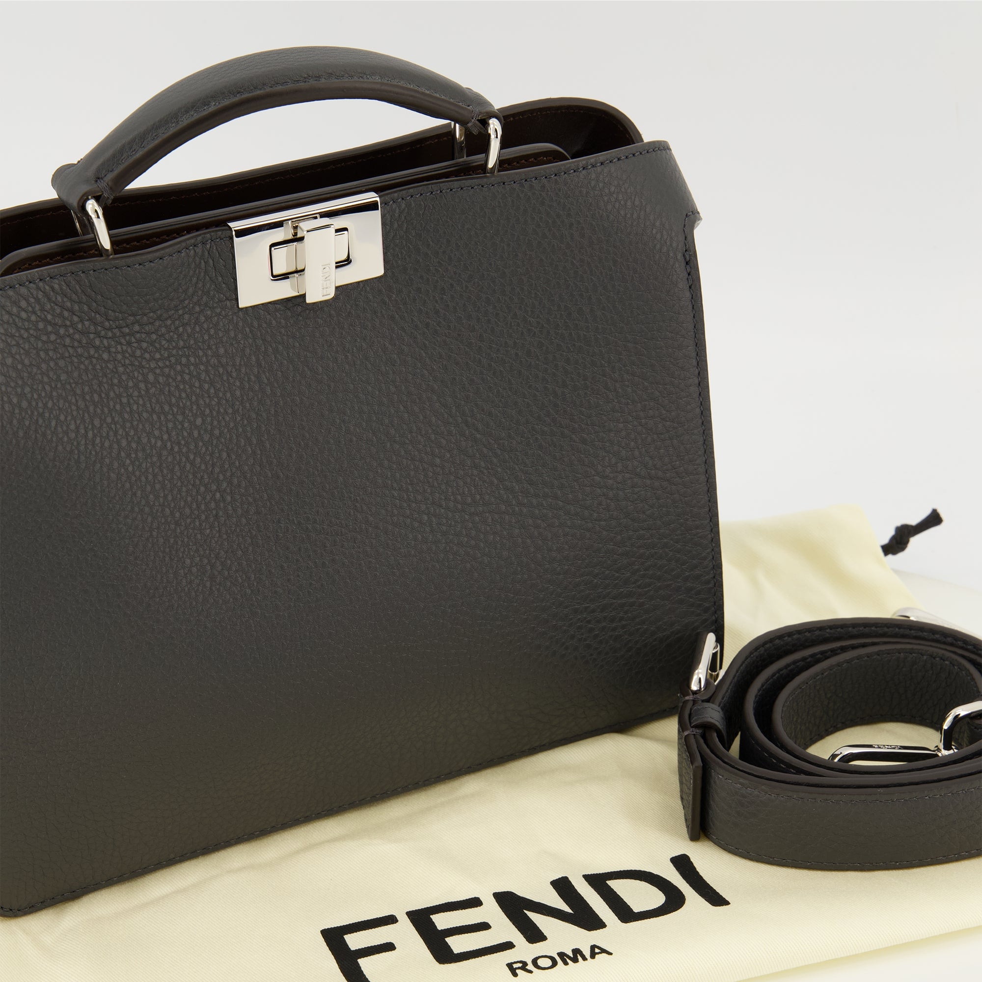 Image de l'article Sac PeekabooISeeU small gris de la marque Fendi pour Homme - Saison Automne-Hiver 2025 - Vue détaillée_2