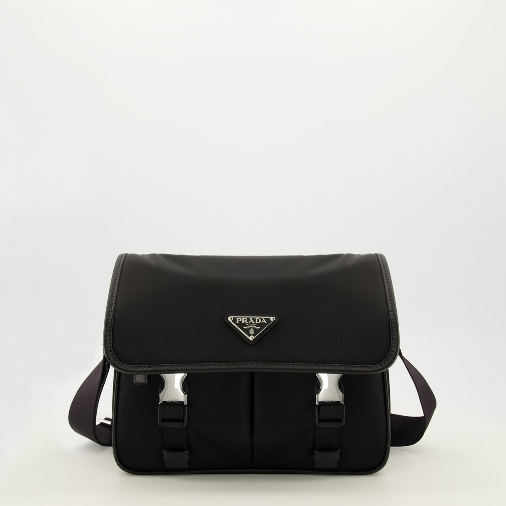 プラダのメンズリナイロンと黒レザーのバッグの画像 - 春夏2026 - 正面ビュー