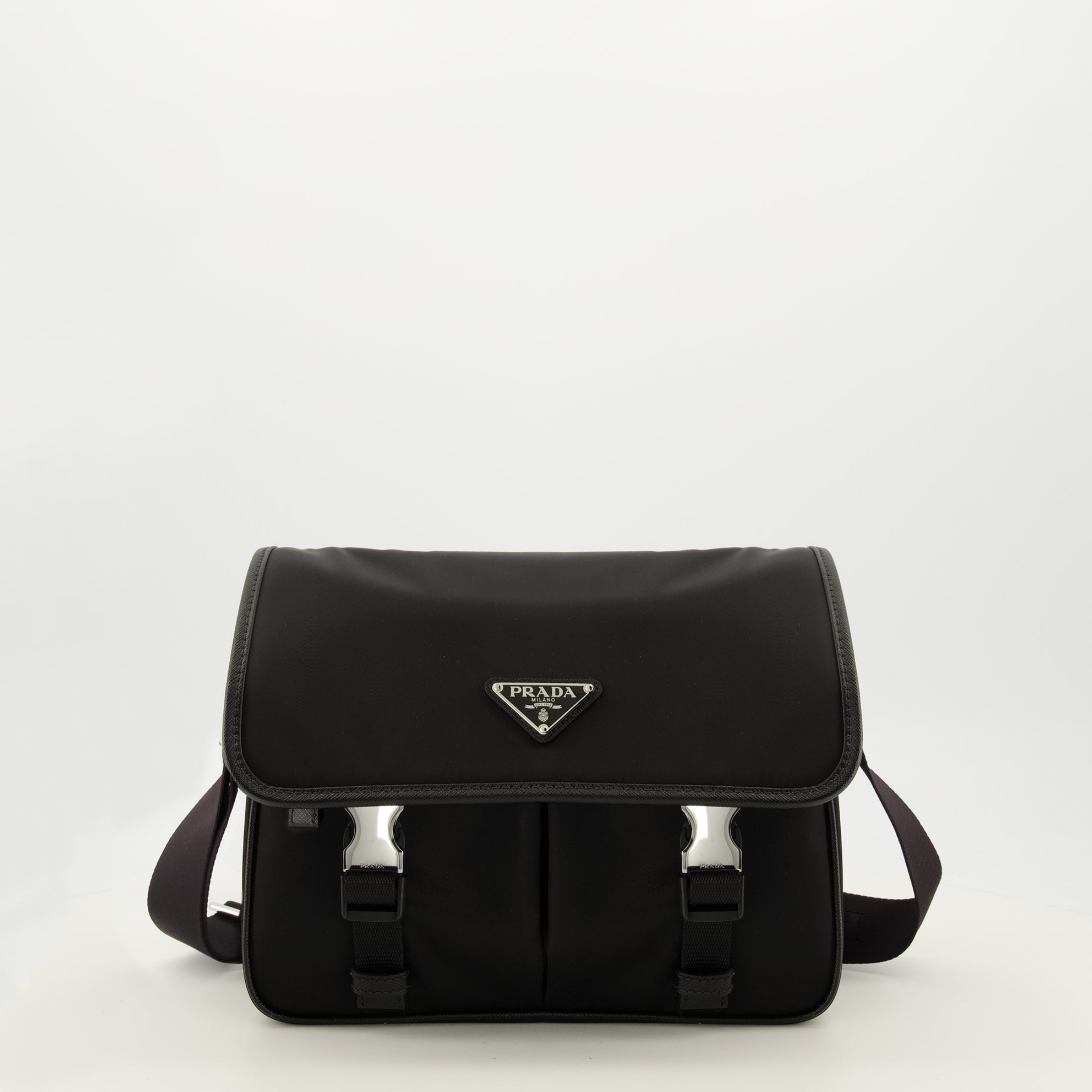 プラダのメンズリナイロンと黒レザーのバッグの画像 - 春夏2026 - 正面ビュー
