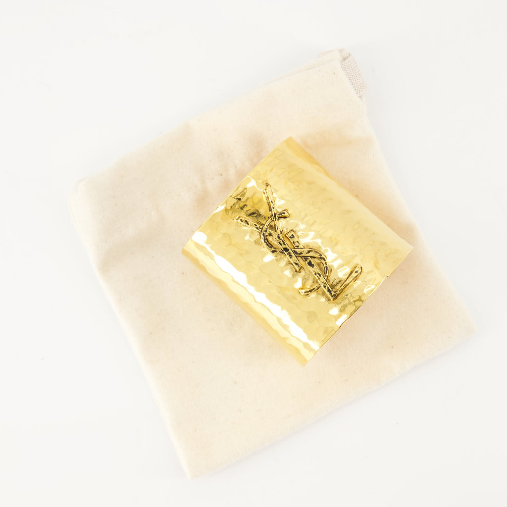 Image of the Cassandre Cuff from the brand Saint Laurent for Women - Spring-Summer 2025 - Detailed View_2