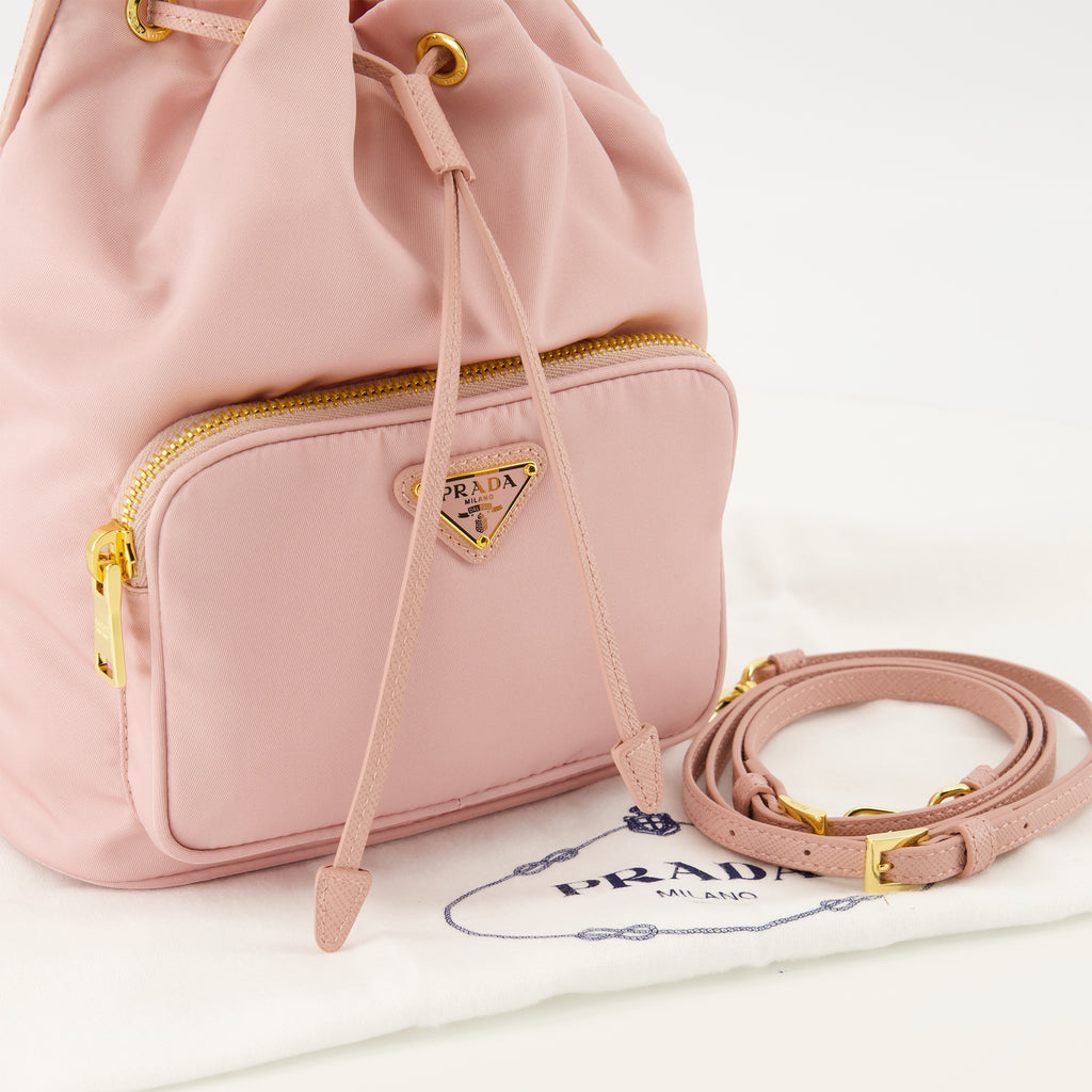Imagen del bolso de cubo rosa Re-Nylon de Prada para mujer - Temporada Primavera-Verano 2026 - Vista Detallada_2
