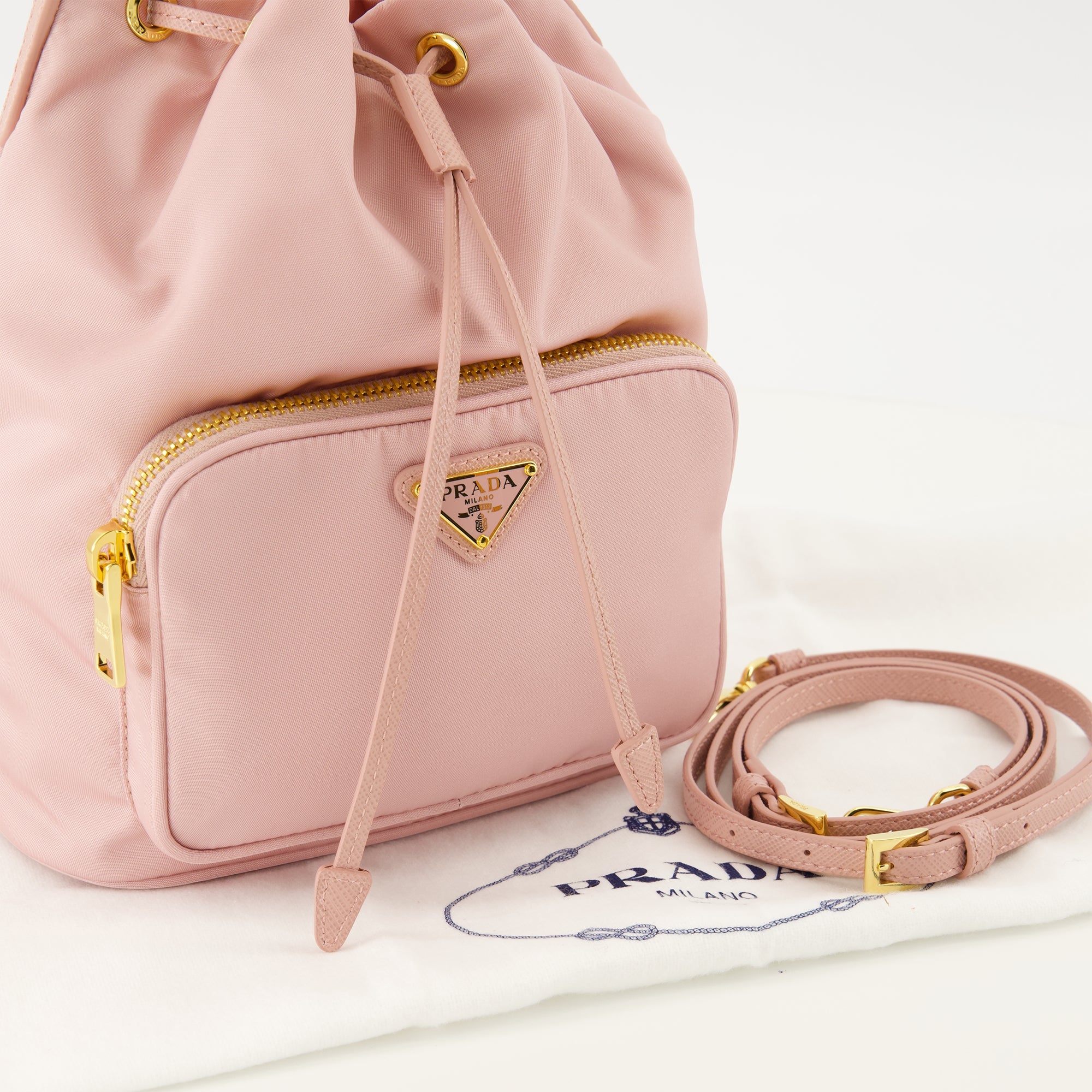 Imagem da bolsa bucket rosa em Re-Nylon da Prada para mulher - Primavera-Verão 2026 - Vista Detalhada_2