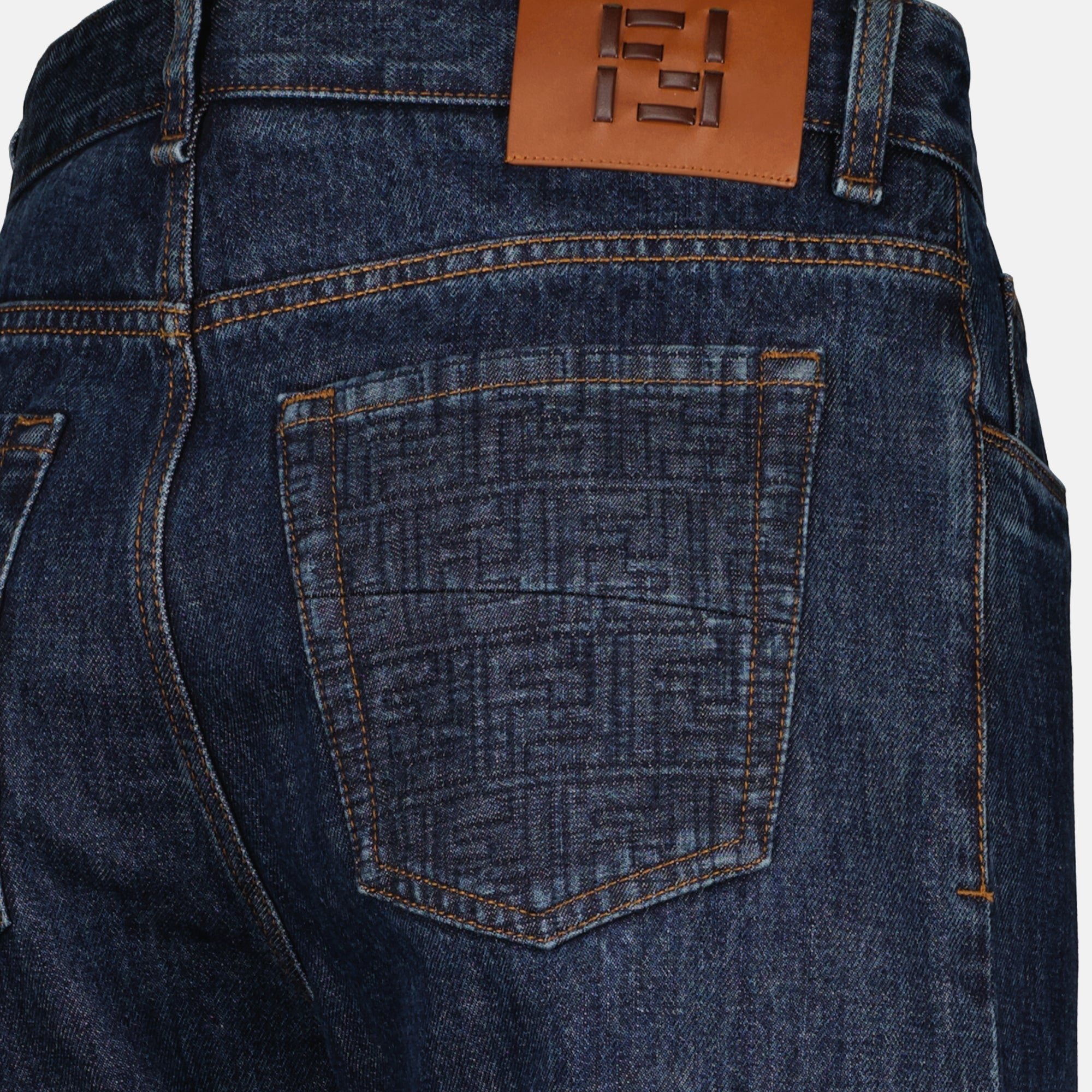 フェンディブランドの青いデニムジーンズの記事の画像 - 2026年春夏 - 詳細ビュー_1