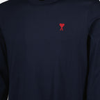 Imagem da t-shirt de mangas longas 'Ami de cœur' da marca Ami PARIS para Unisex - Temporada Outono-Inverno 2025 - Vista Detalhada 3