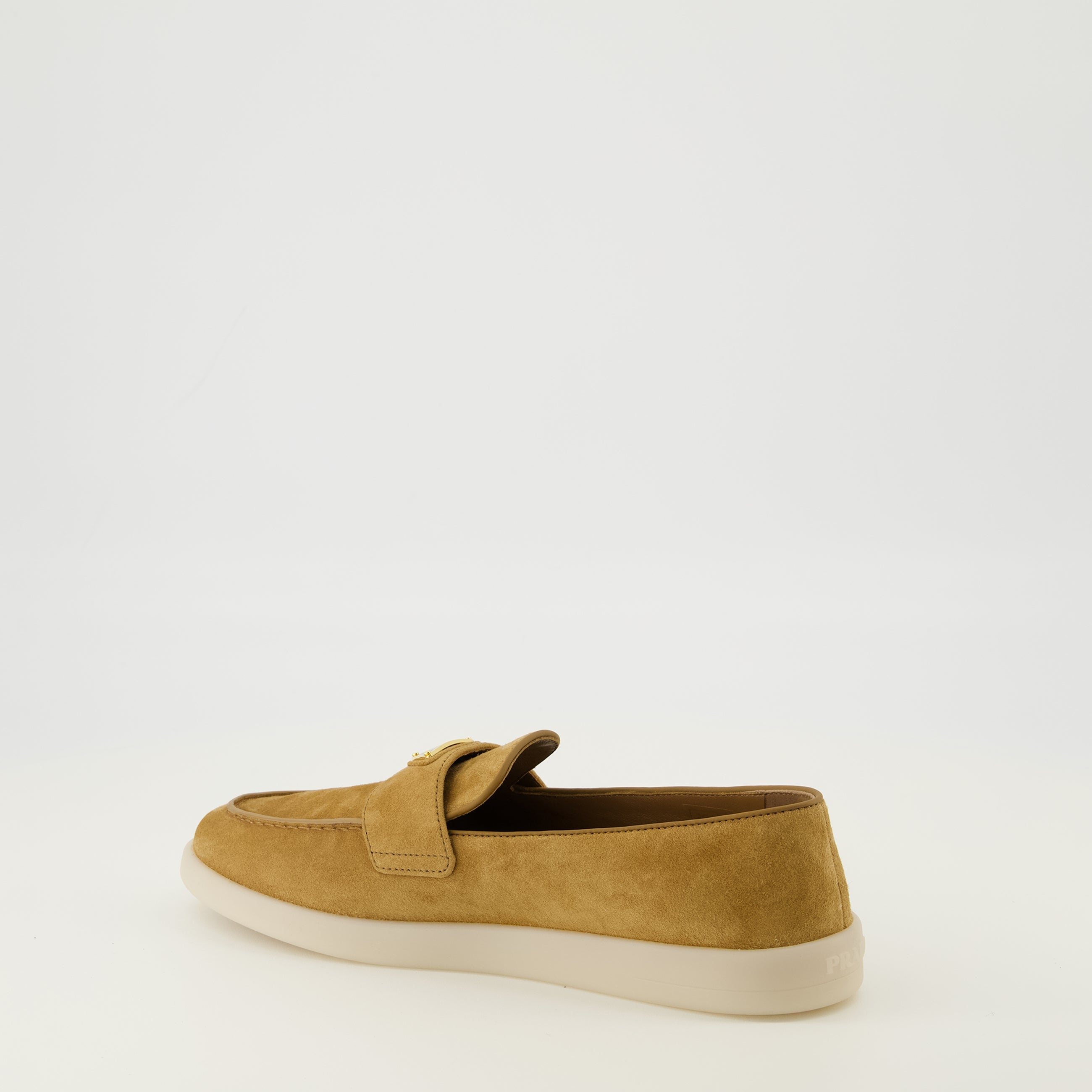 Imagen de los mocasines de cuero nobuck marrón de Prada para Mujer - Temporada Primavera-Verano 2026 - Vista en tres cuartos trasera derecha