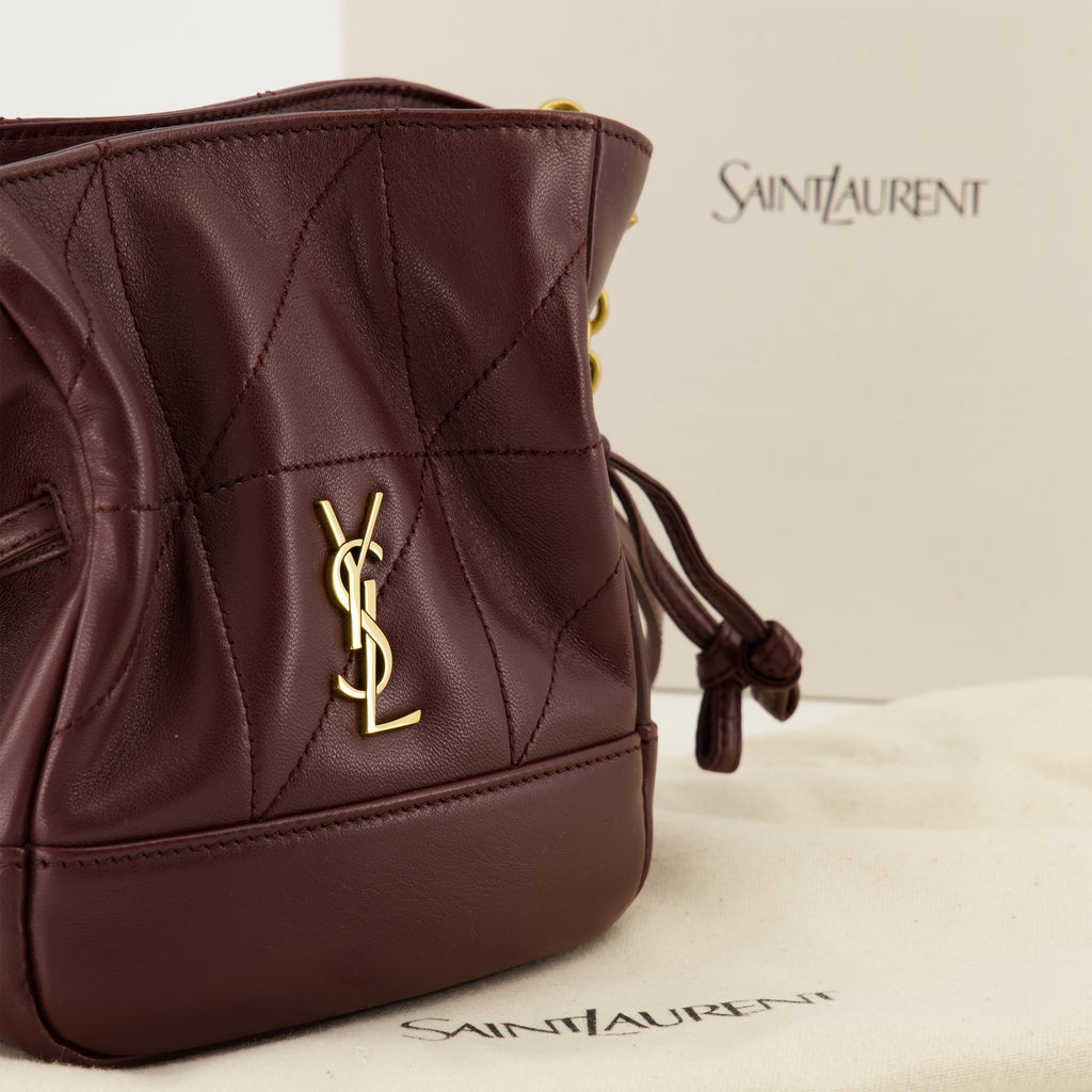 Image de l'article Sac seau Jamie mini en cuir bordeaux de la marque Saint Laurent pour Femme - Saison Printemps-Été 2026 - Vue détaillée_2