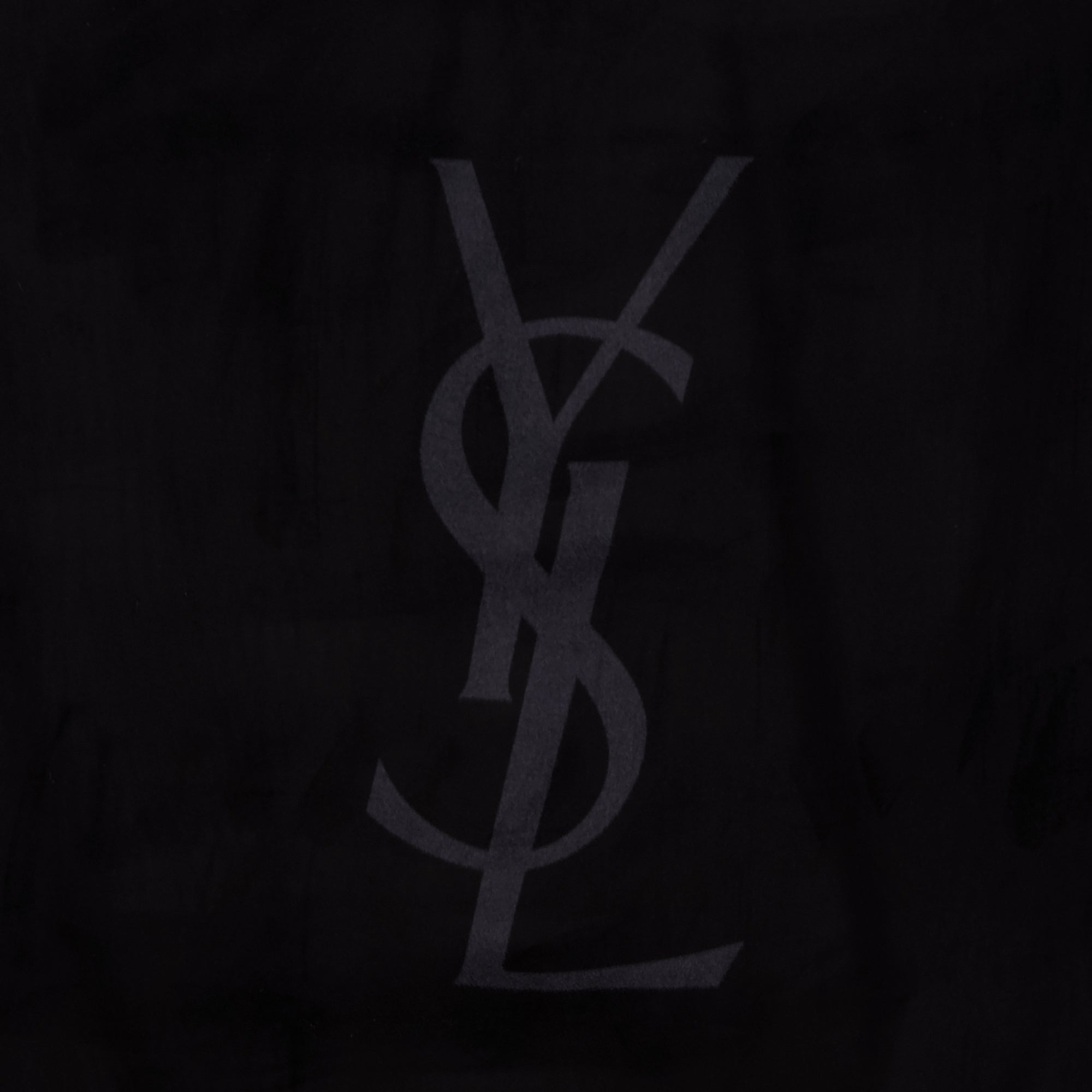 Imagem do Xadrez Cassandre da marca Saint Laurent para Homem - Temporada Outono-Inverno 2025 - Vista Detalhada 2