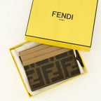 Imagen del tarjetero Baguette marrón de Fendi para mujer - Temporada Primavera-Verano 2026 - Vista Detallada_3
