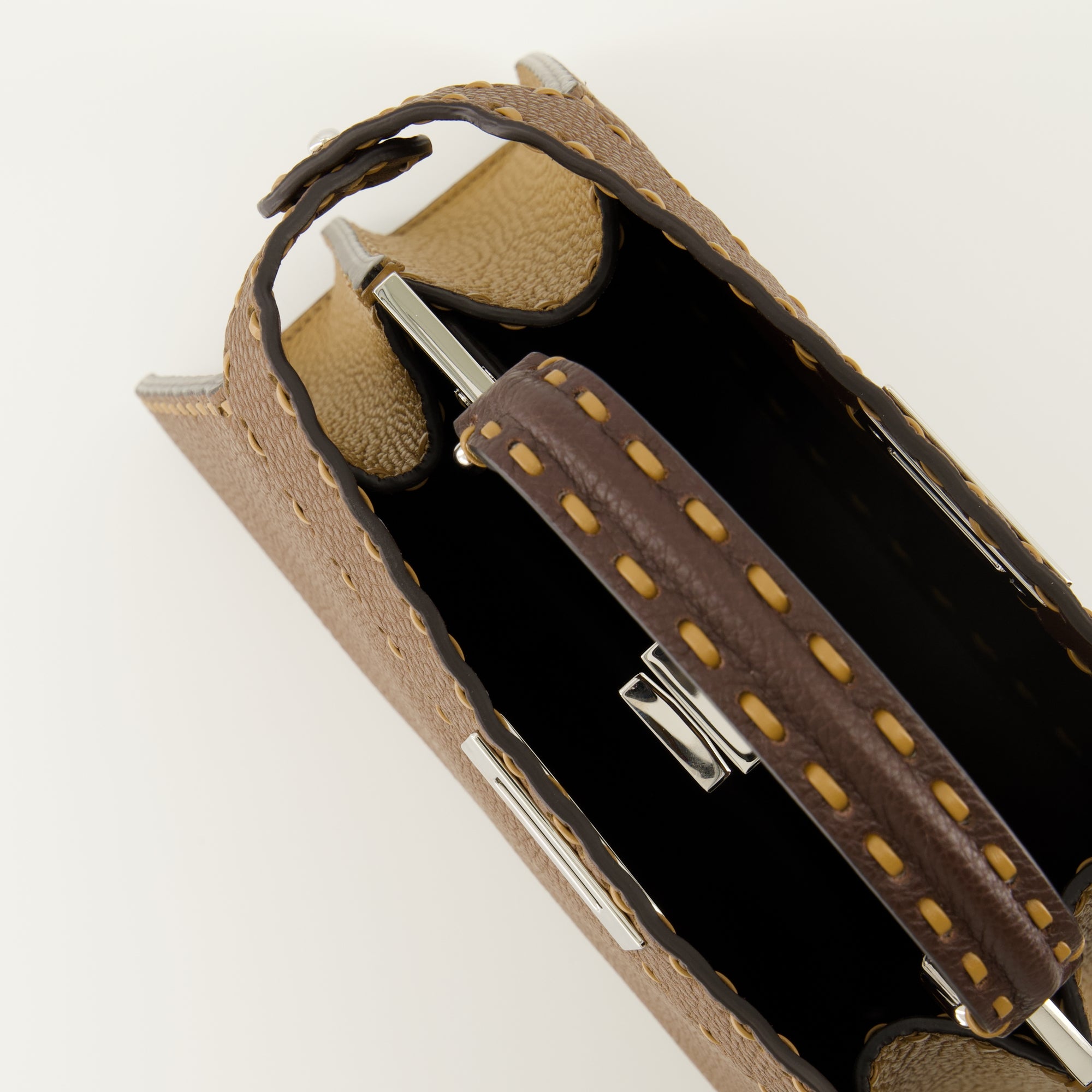 여성을 위한 Fendi 브랜드의 Peekaboo ISeeU 아이템 이미지 - 2025 가을-겨울 시즌 - 세부보기_3