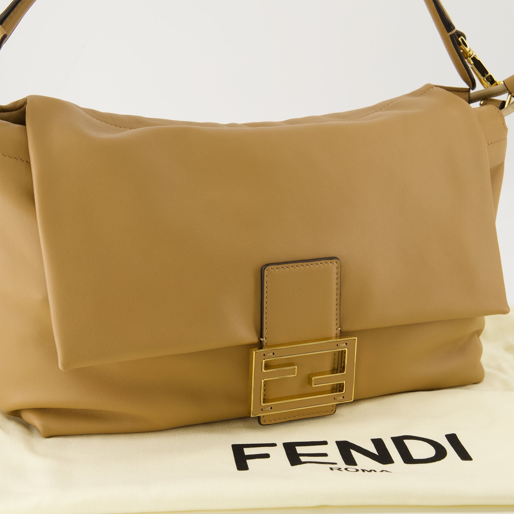 Image de l'article Sac Mamma Baguette large marron de la marque Fendi pour Femme - Saison Printemps-Été 2026 - Vue détaillée_2