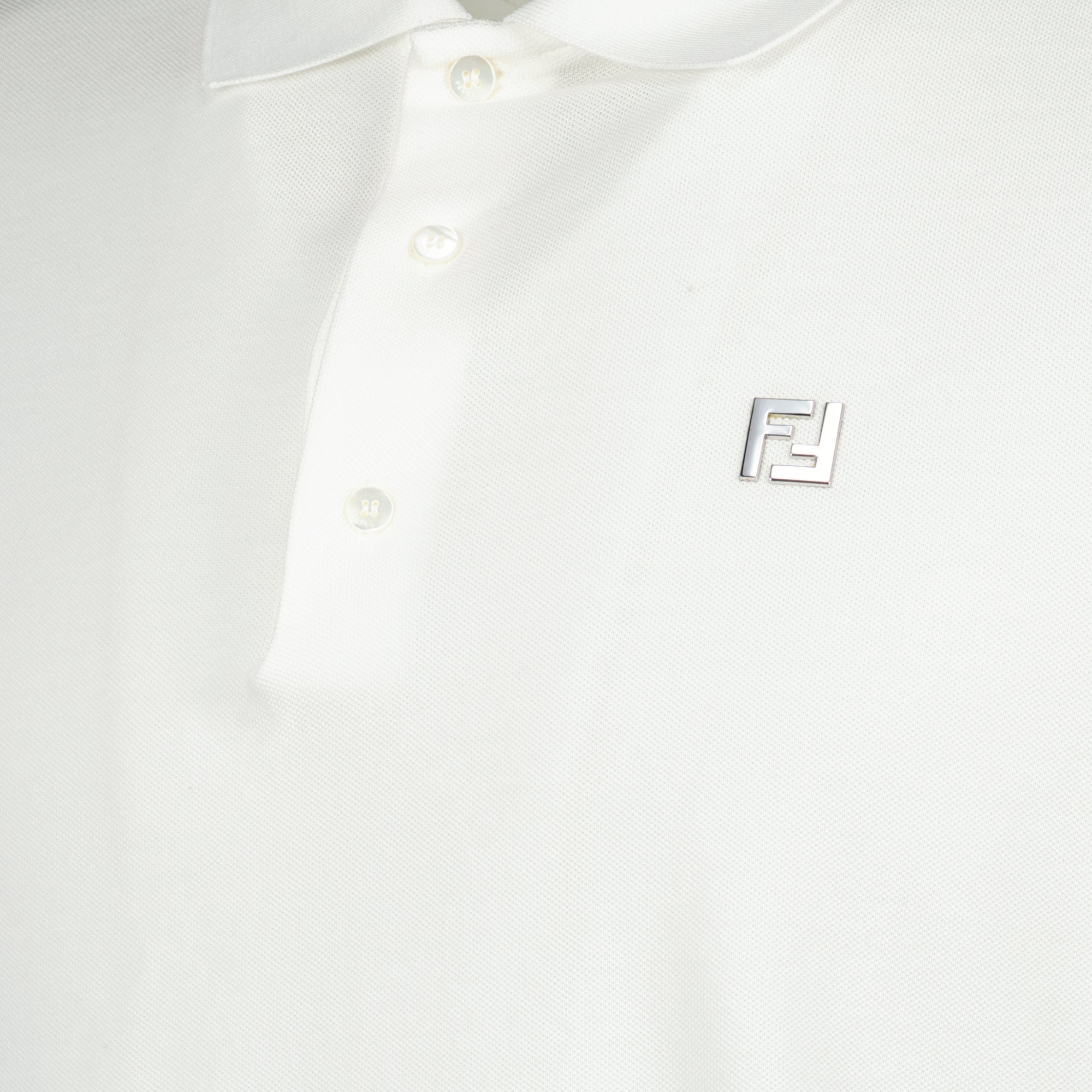 Bild des weißen Piqué-Poloshirts der Marke Fendi für Herren - Saison Frühling-Sommer 2026 - Detailansicht_1