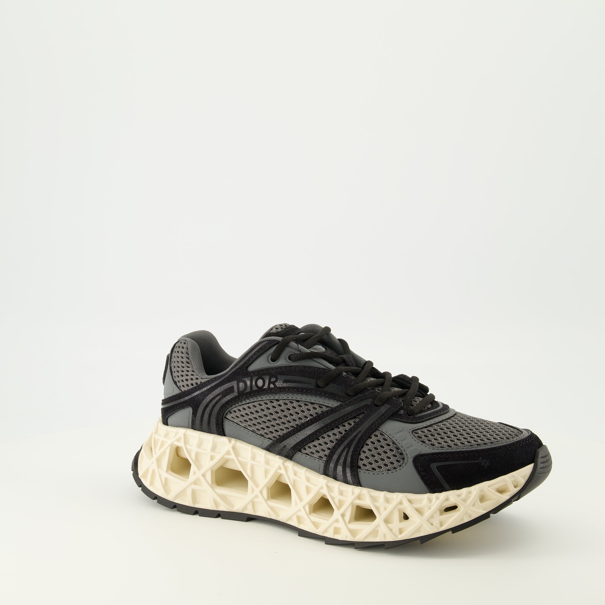 Imagen de las Zapatillas B35 grises de Dior para Hombre - Temporada Primavera-Verano 2026 - Vista tres cuartos frontal derecha