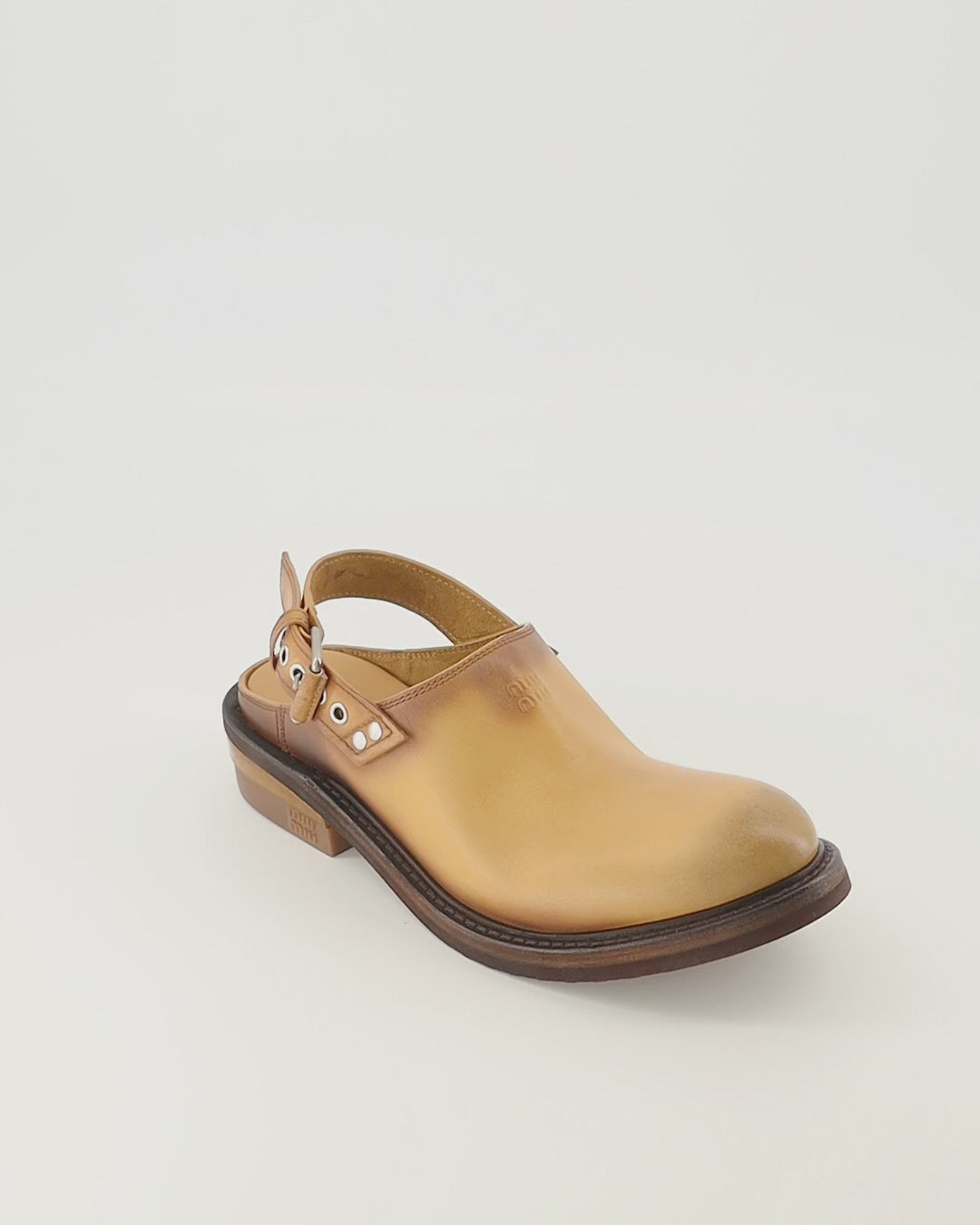 Chaussures ouvertes Mules de Cuero Foule Miu Miu Marron Femme